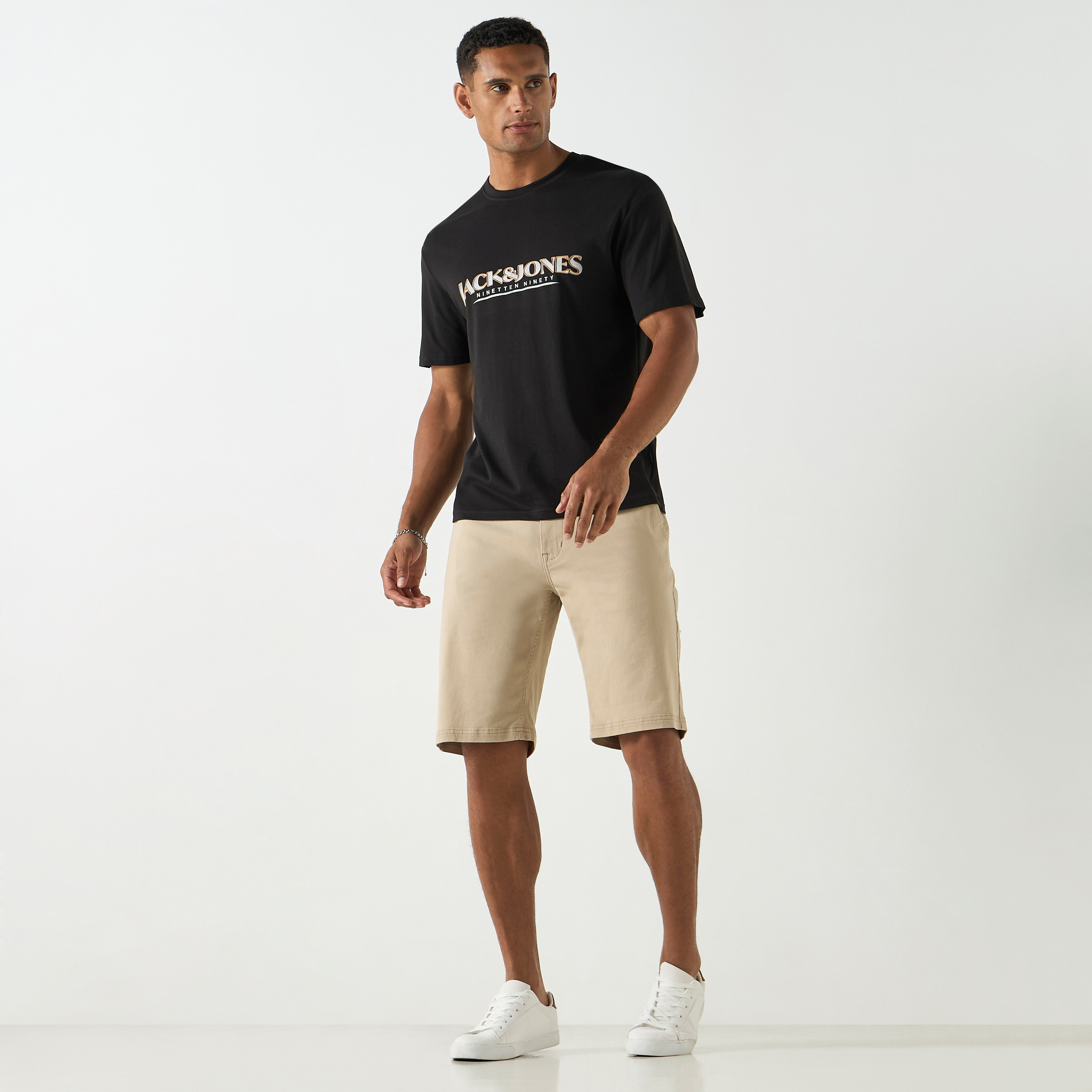 تي شيرت من جاك آند جونز مع مطبوع بأكمام قصيرة و ياقة مستديرة-men-clothing-tshirtsandpolos-tshirts-image-2