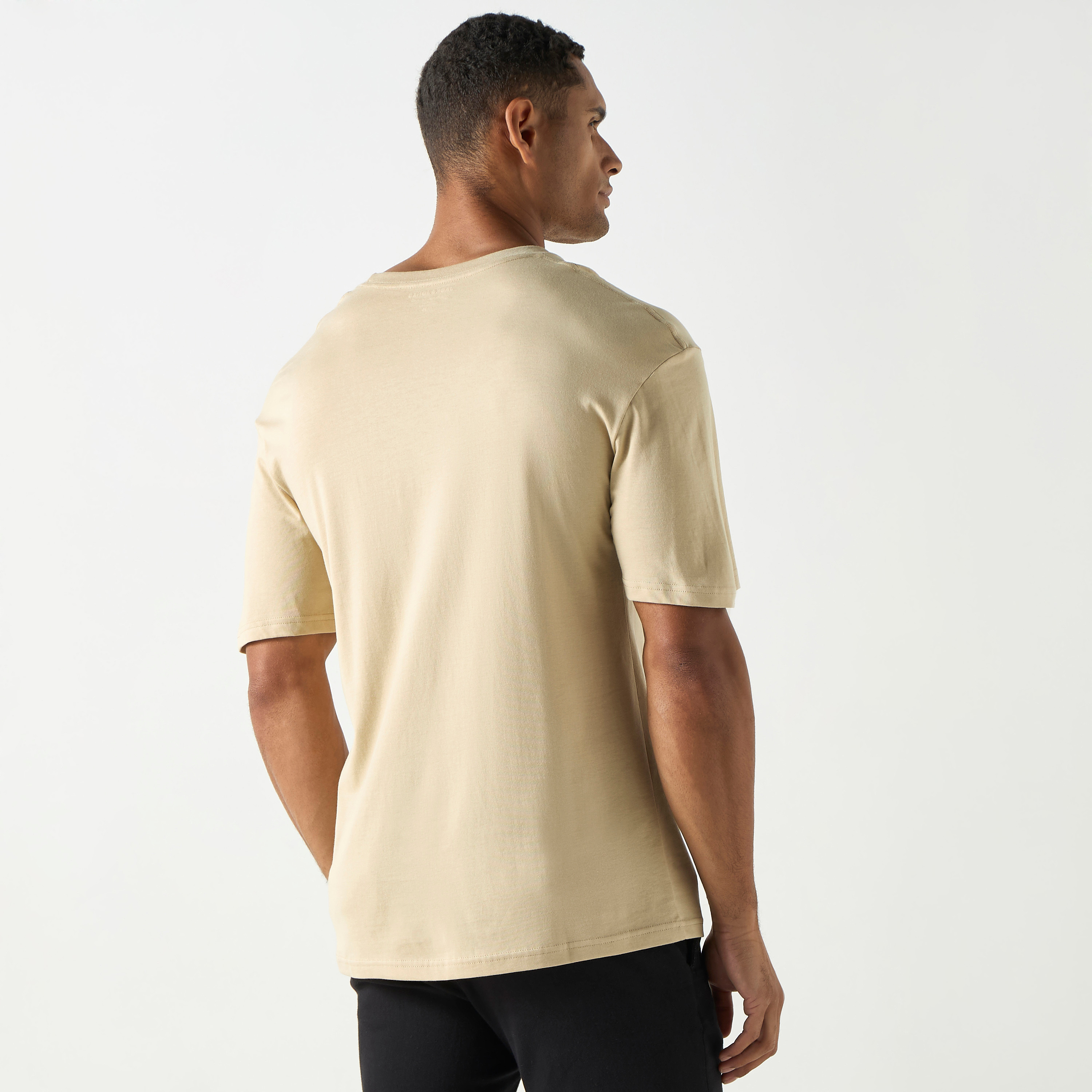 تي شيرت من جاك آند جونز مع مطبوع بأكمام قصيرة و ياقة مستديرة-men-clothing-tshirtsandpolos-tshirts-image-11