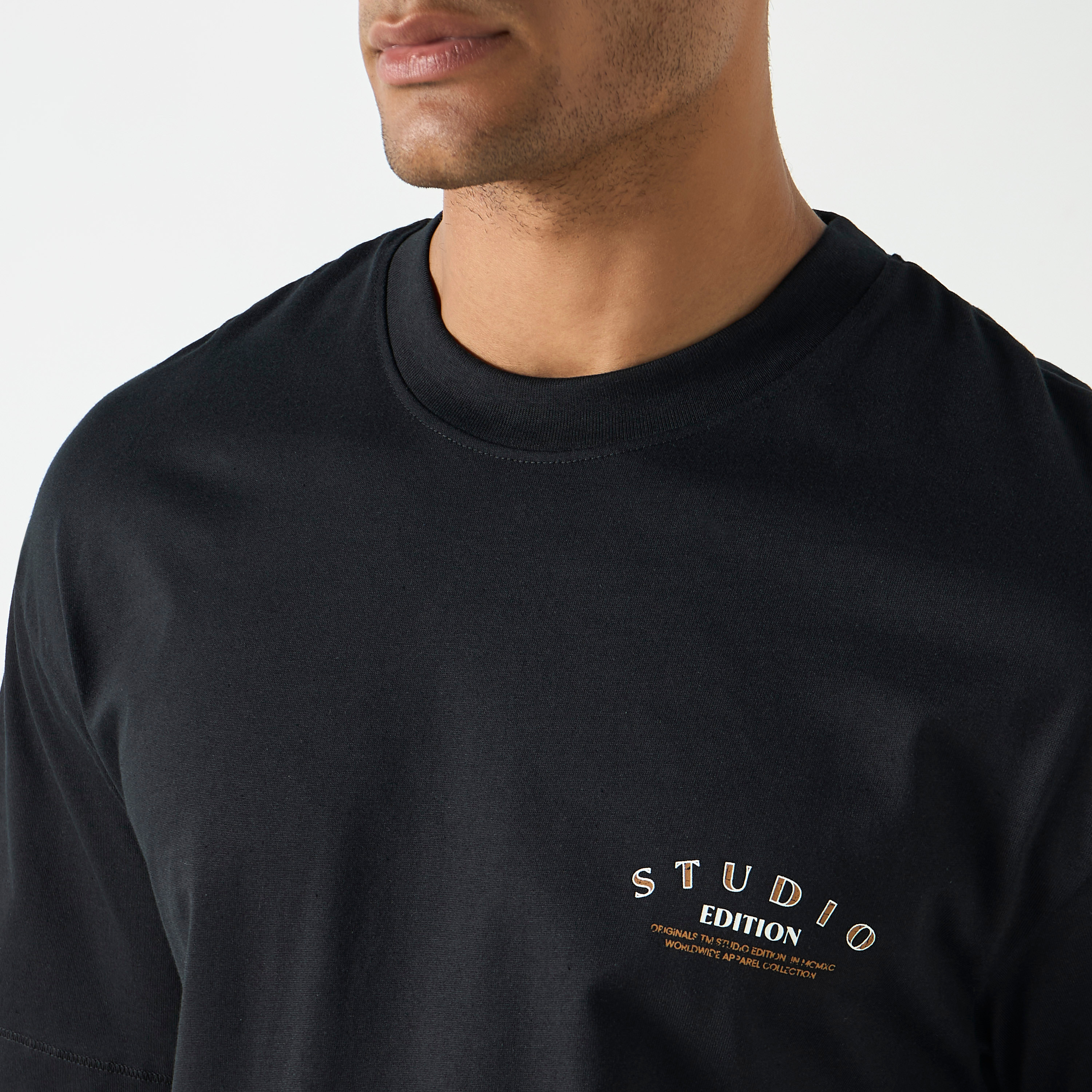 تي شيرت من جاك آند جونز مع مطبوع بأكمام قصيرة و ياقة مستديرة ذو كبير الحجم-men-clothing-tshirtsandpolos-tshirts-image-4