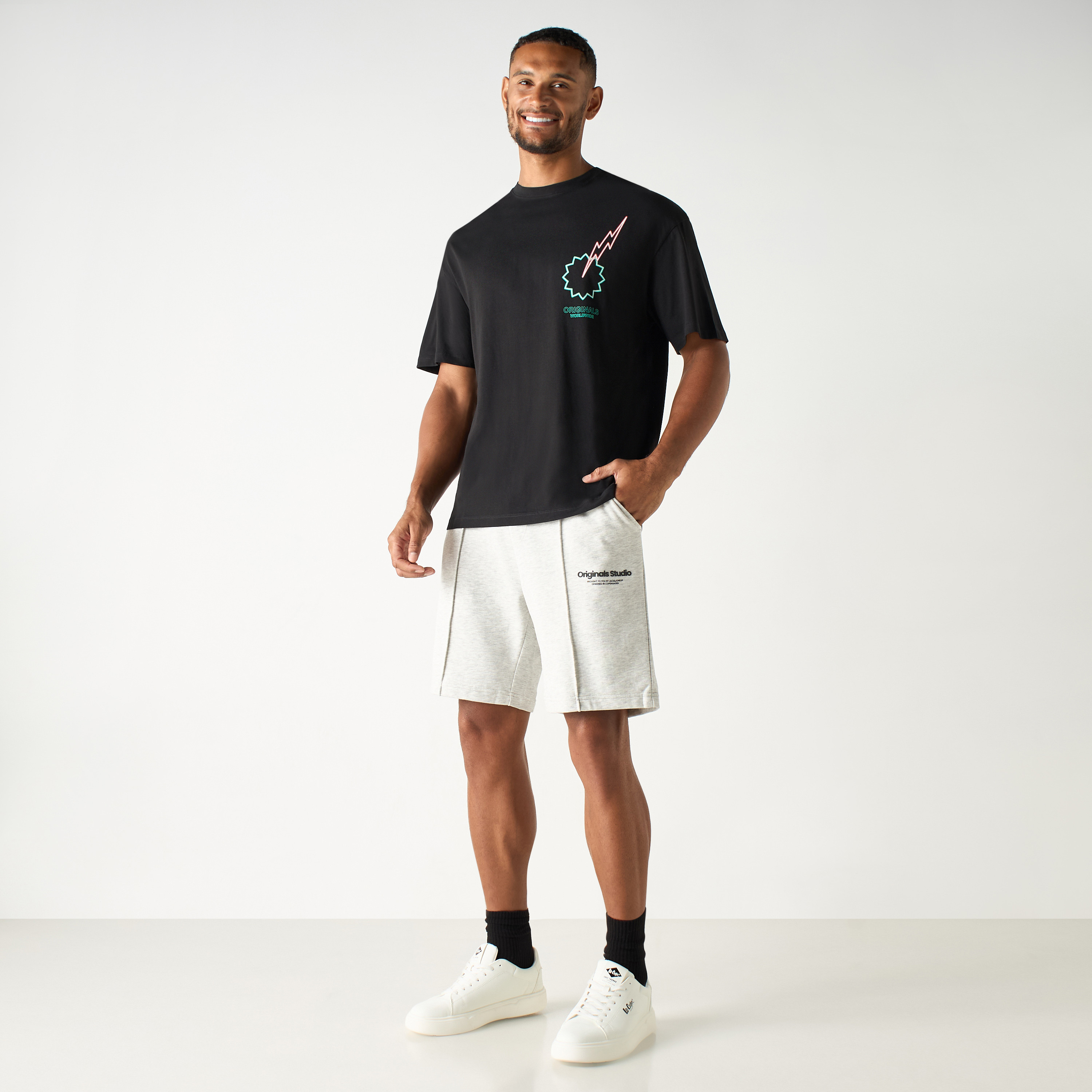 تيشيرت بأكمام قصيرة وياقة دائرية وطبعات من جاك آند جونز-men-clothing-tshirtsandpolos-tshirts-image-2