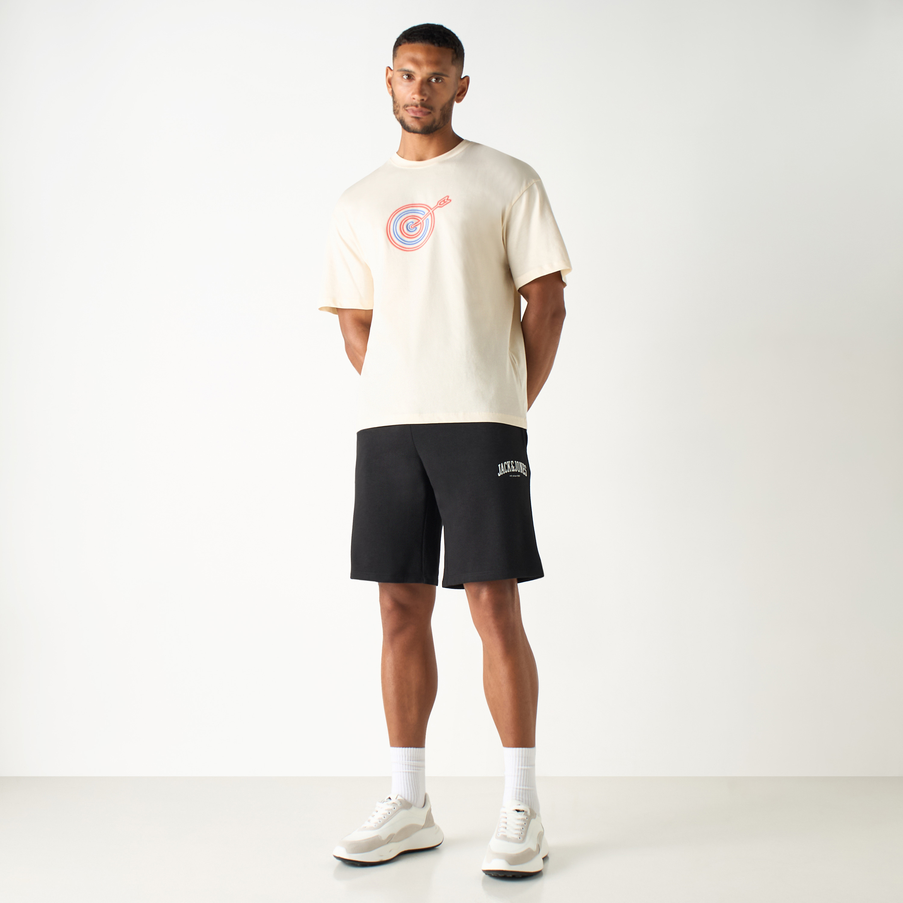 تيشيرت بأكمام قصيرة وياقة دائرية وطبعات من جاك آند جونز-men-clothing-tshirtsandpolos-tshirts-image-10