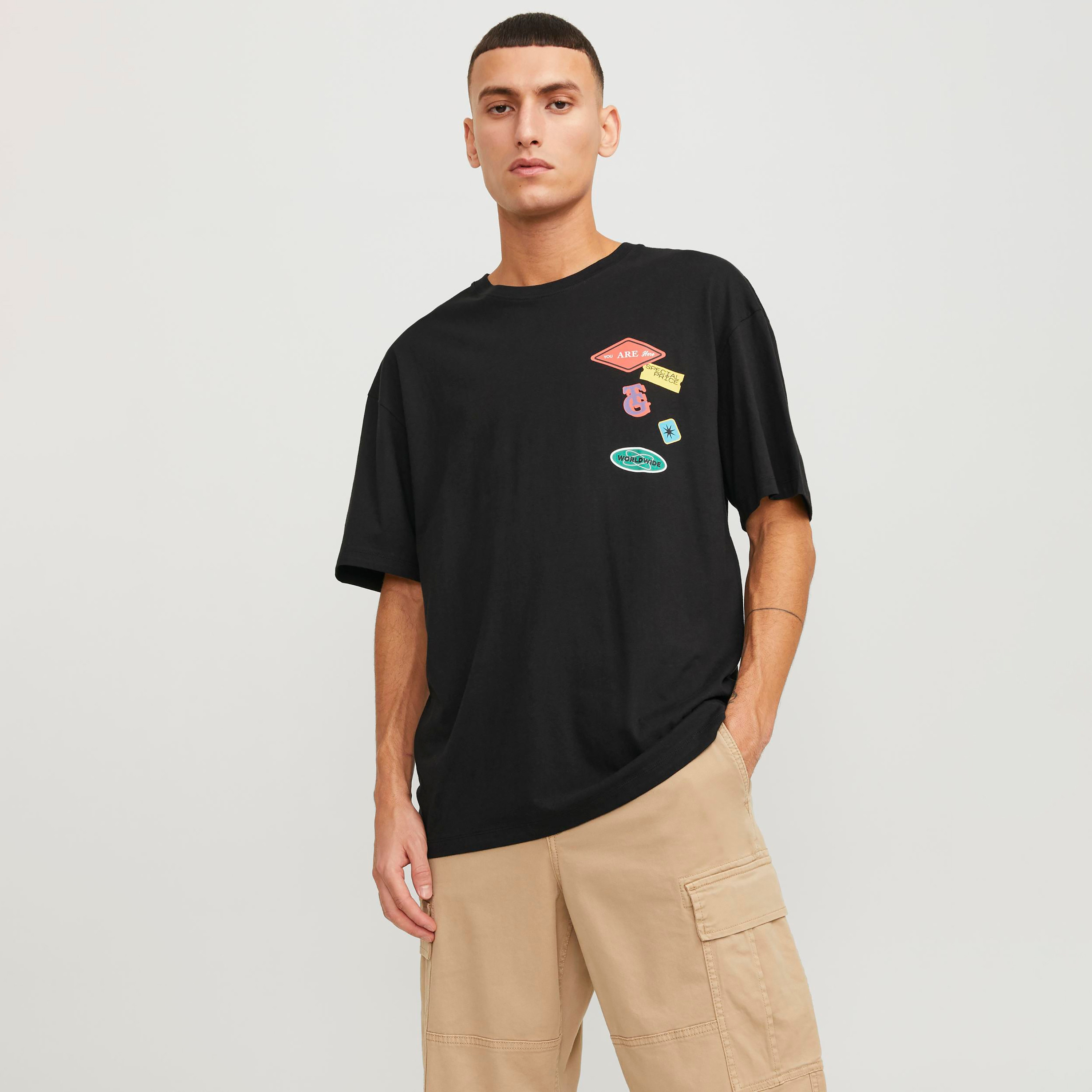 تي شيرت من جاك آند جونز مع مطبوع بأكمام قصيرة و ياقة مستديرة ذو كبير الحجم-men-clothing-tshirtsandpolos-tshirts-image-5