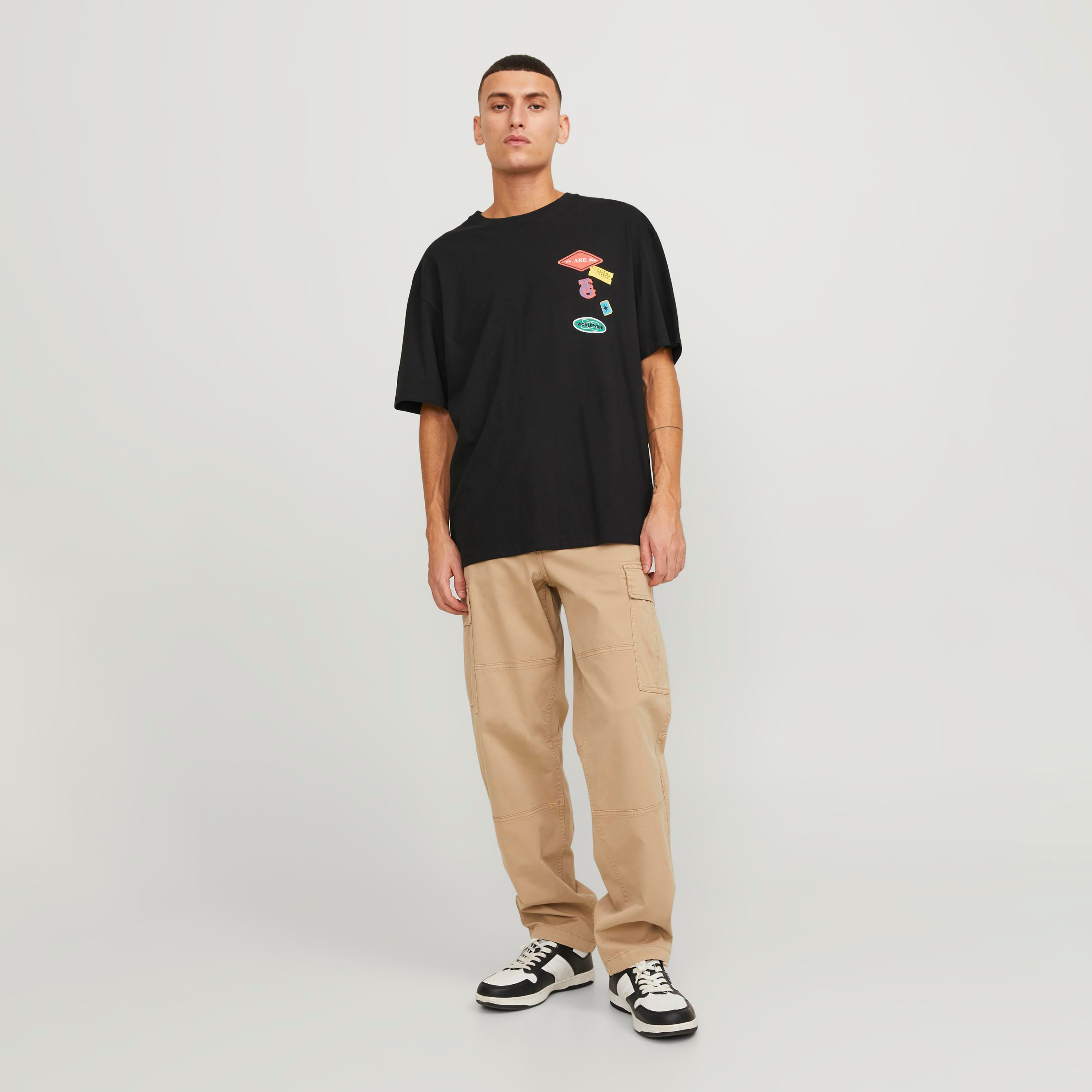 تي شيرت من جاك آند جونز مع مطبوع بأكمام قصيرة و ياقة مستديرة ذو كبير الحجم-men-clothing-tshirtsandpolos-tshirts-image-6