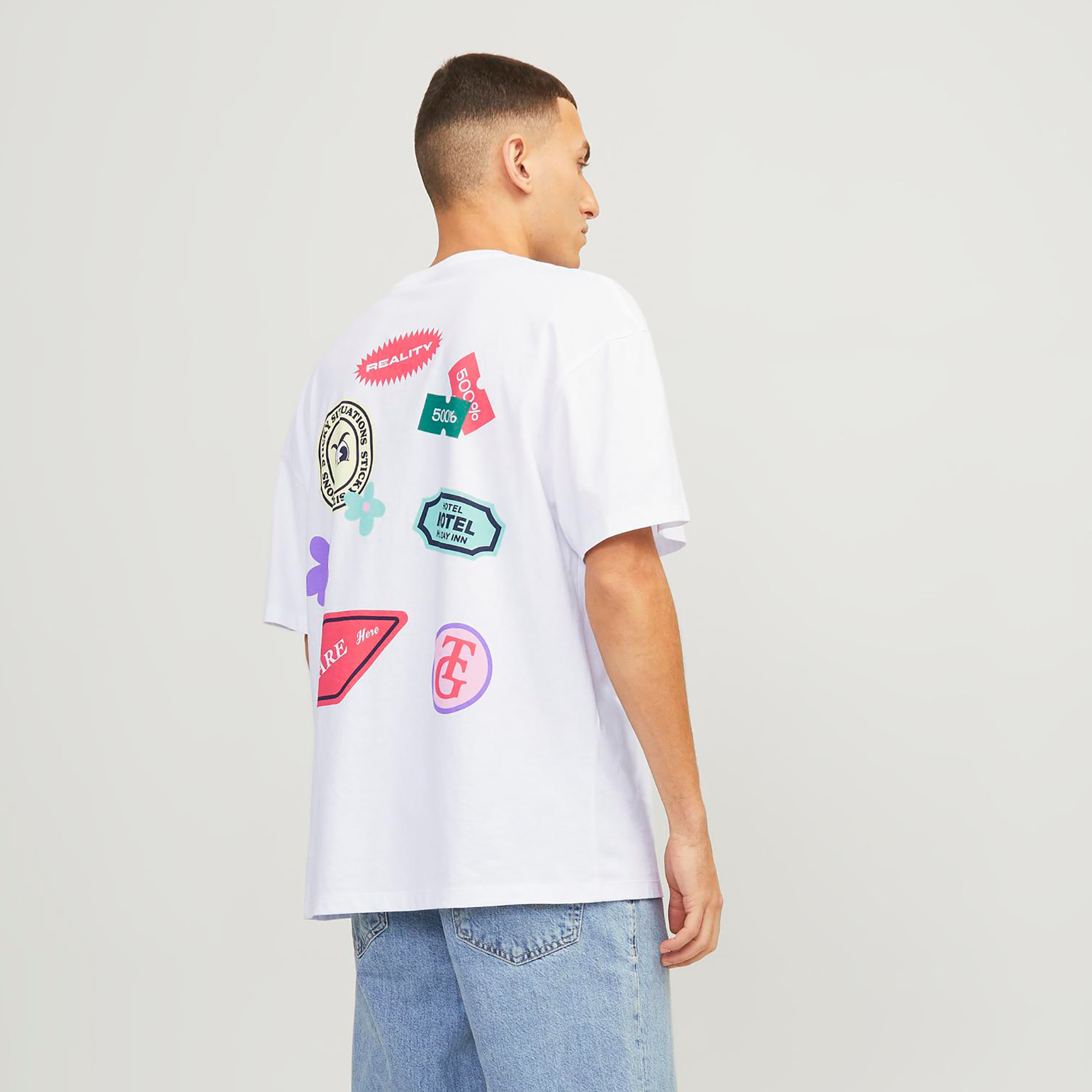 تي شيرت من جاك آند جونز مع مطبوع بأكمام قصيرة و ياقة مستديرة ذو كبير الحجم-men-clothing-tshirtsandpolos-tshirts-image-13