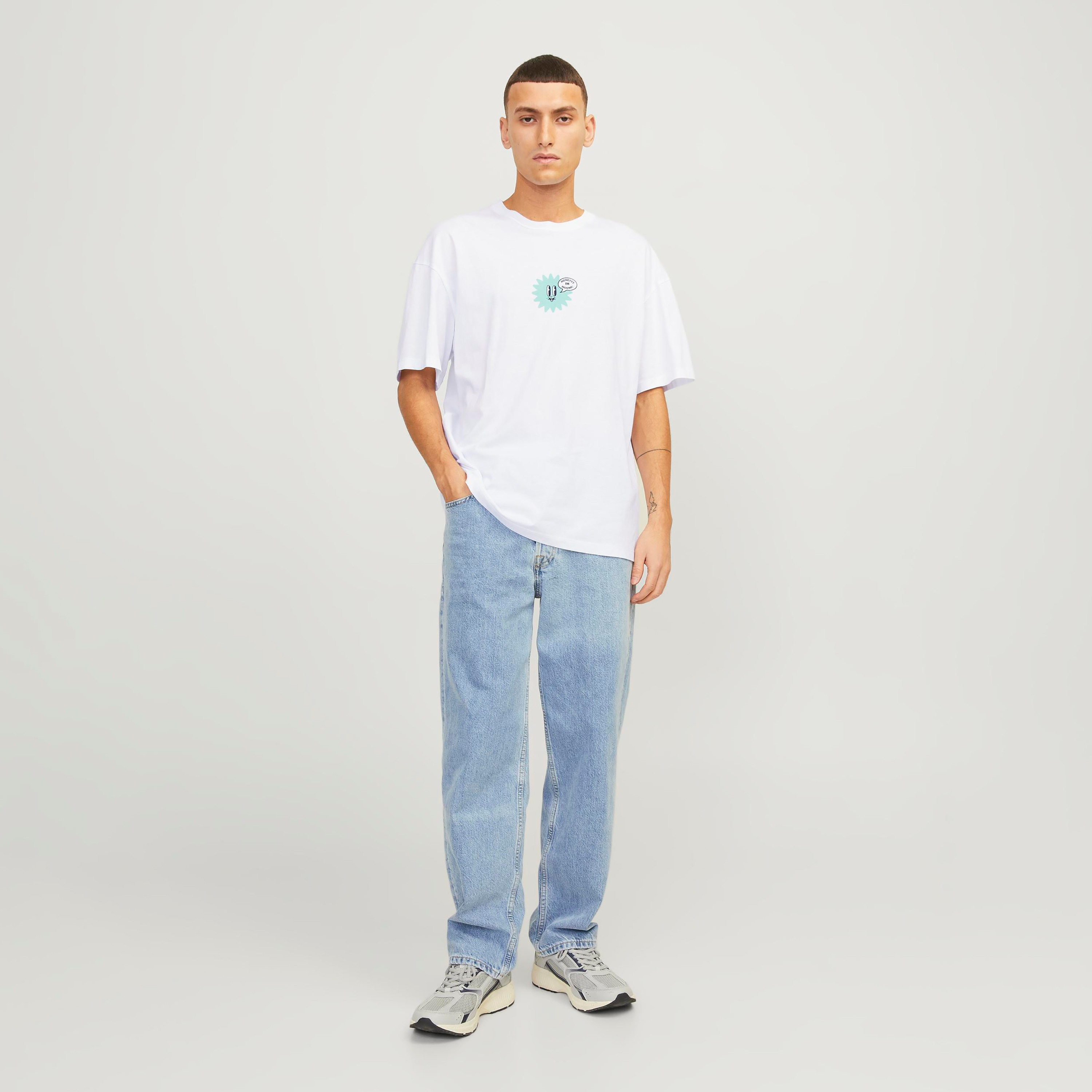 تي شيرت من جاك آند جونز مع مطبوع بأكمام قصيرة و ياقة مستديرة ذو كبير الحجم-men-clothing-tshirtsandpolos-tshirts-image-15