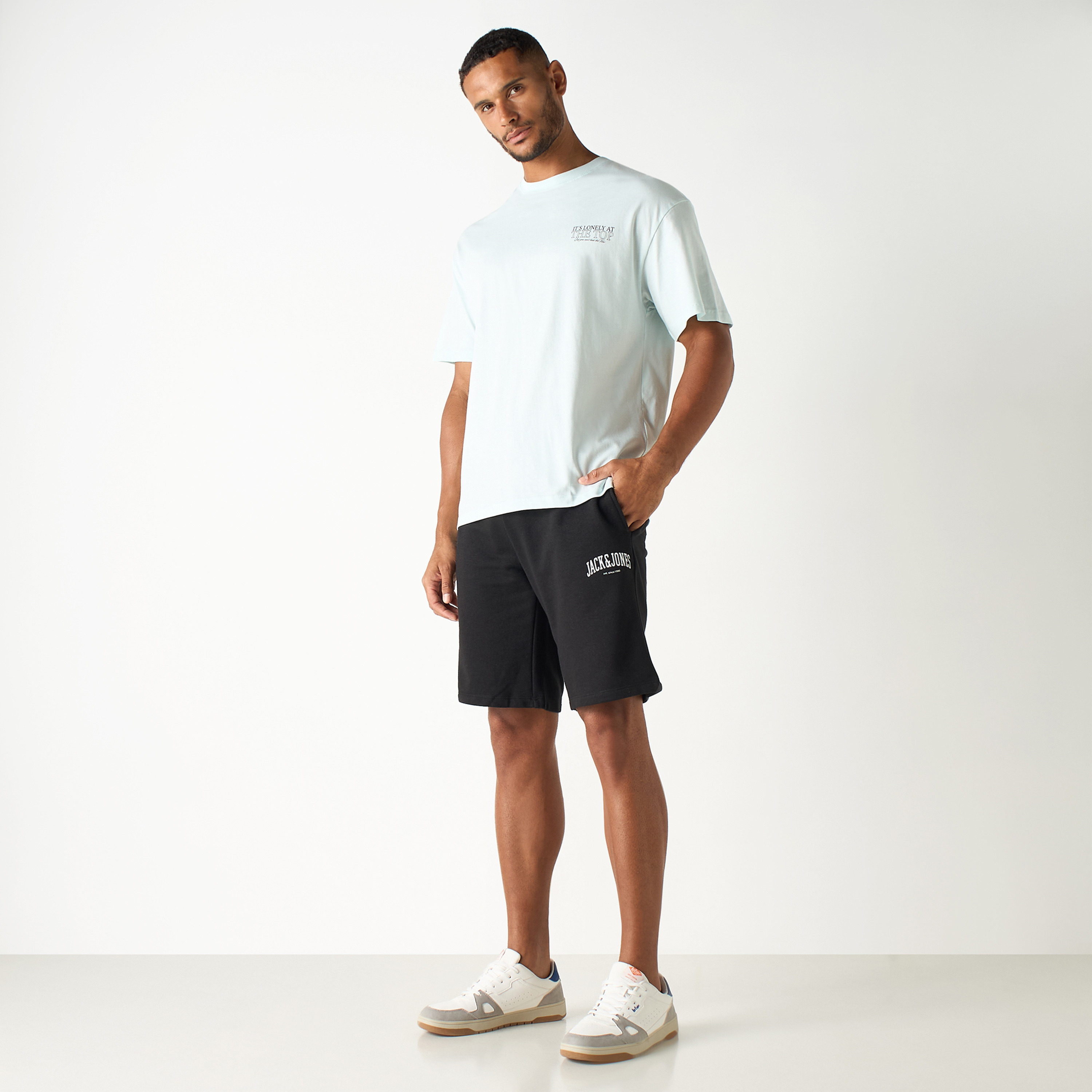 تيشيرت بطبعة جرافيك وياقة دائرية وأكمام قصيرة من جاك آند جونز-men-clothing-tshirtsandpolos-tshirts-image-4