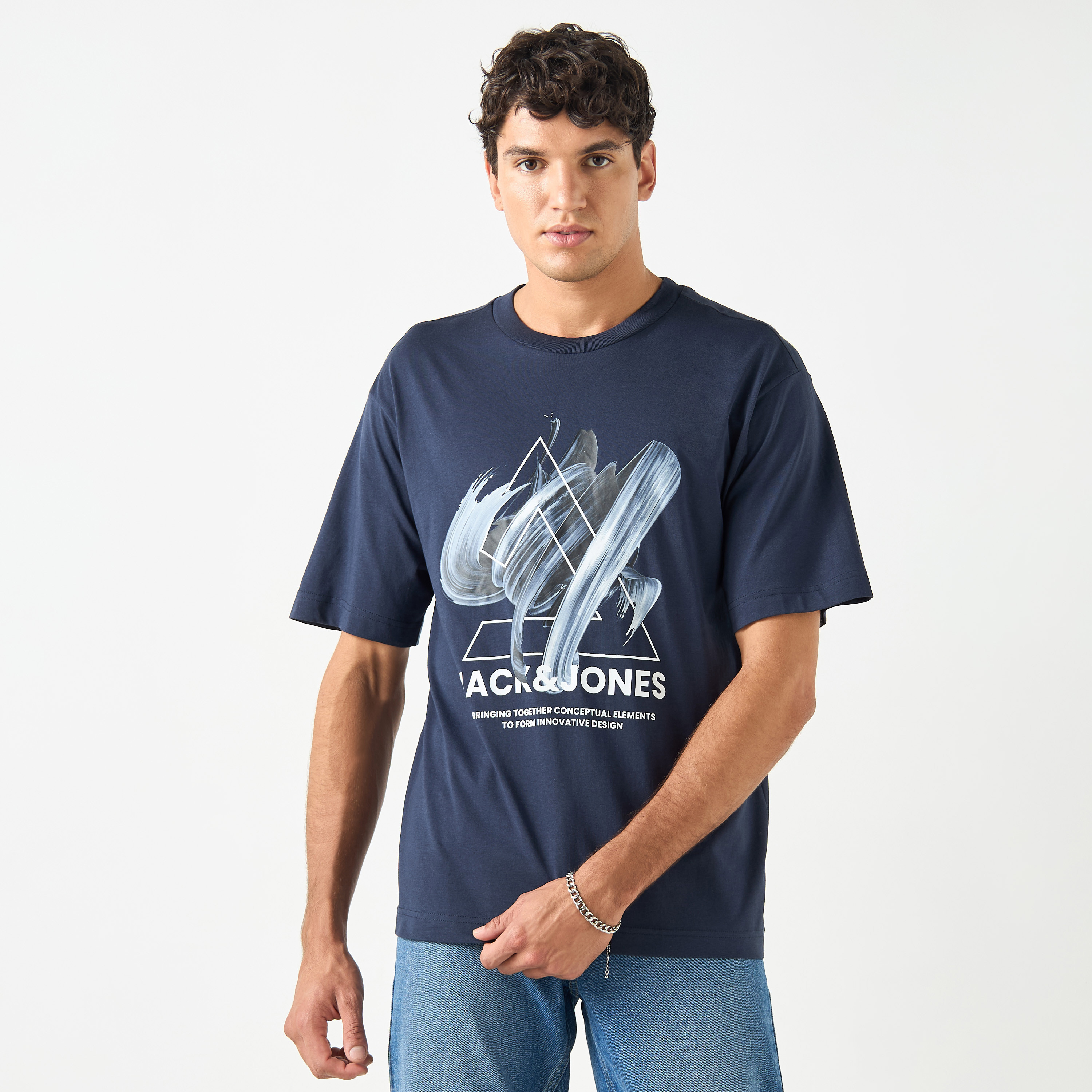 تي شيرت من جاك آند جونز مع جرافيك بأكمام قصيرة و ياقة مستديرة ذو كبير الحجم-men-clothing-tshirtsandpolos-tshirts-image-5