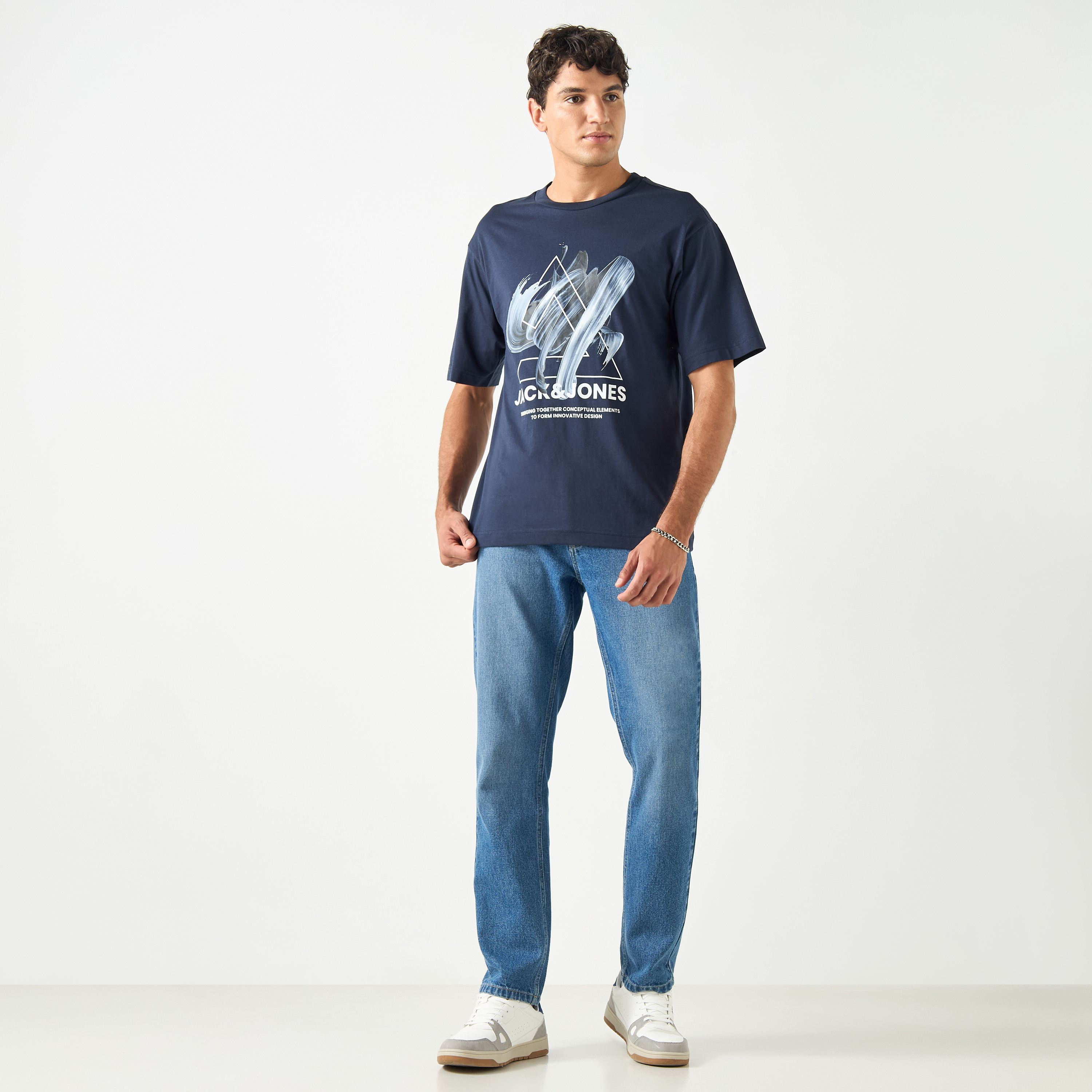 تي شيرت من جاك آند جونز مع جرافيك بأكمام قصيرة و ياقة مستديرة ذو كبير الحجم-men-clothing-tshirtsandpolos-tshirts-image-6
