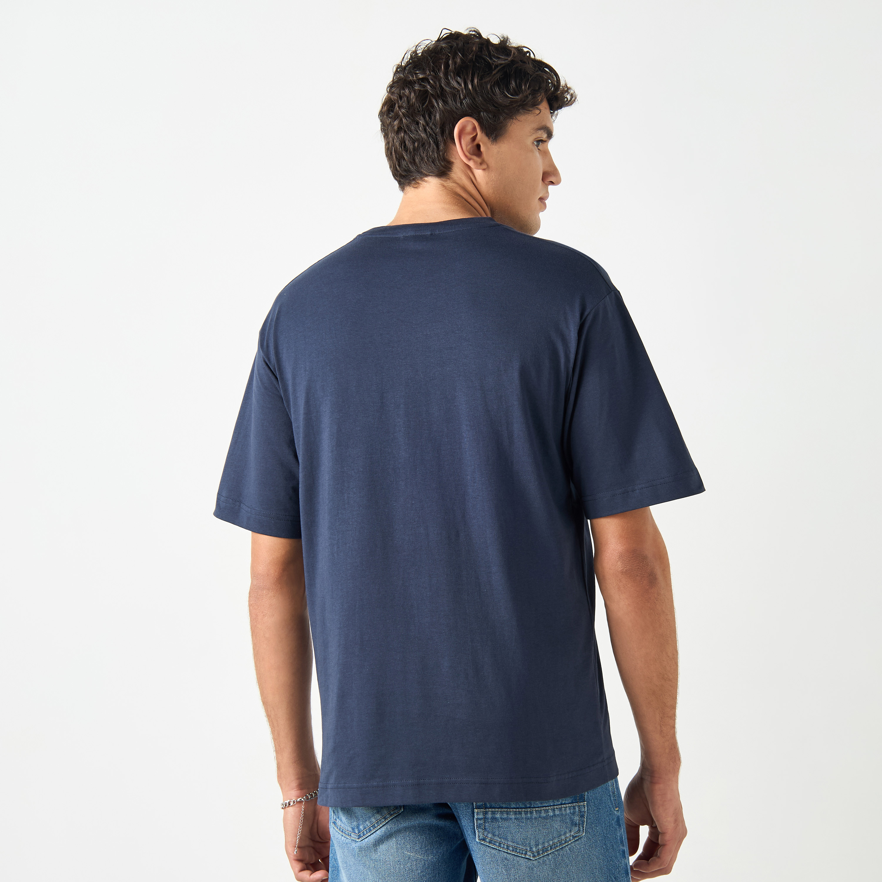 تي شيرت من جاك آند جونز مع جرافيك بأكمام قصيرة و ياقة مستديرة ذو كبير الحجم-men-clothing-tshirtsandpolos-tshirts-image-7