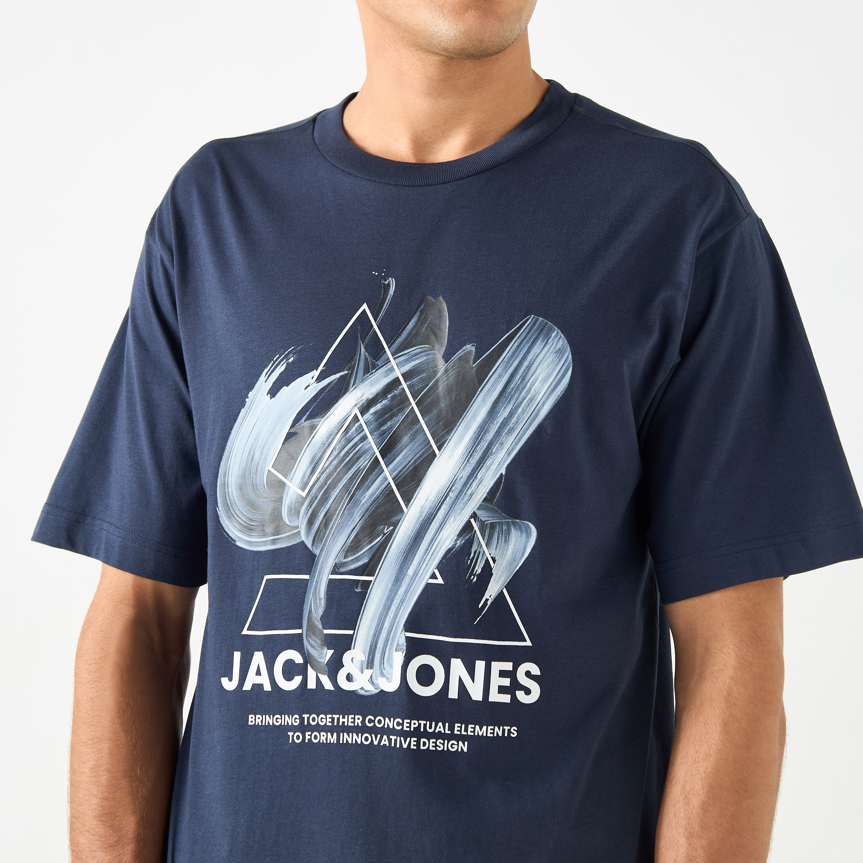 تي شيرت من جاك آند جونز مع جرافيك بأكمام قصيرة و ياقة مستديرة ذو كبير الحجم-men-clothing-tshirtsandpolos-tshirts-image-8