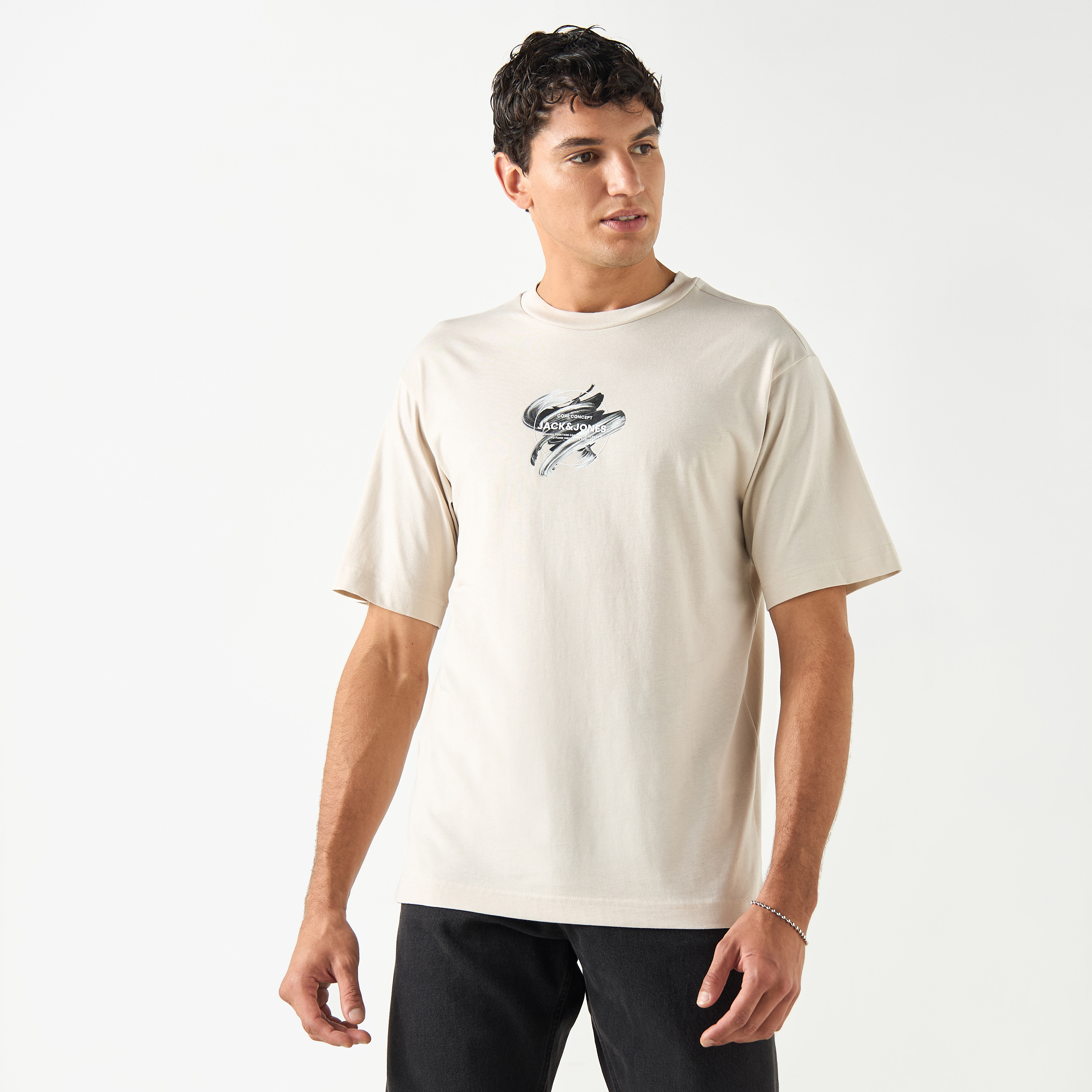 تي شيرت من جاك آند جونز مع جرافيك بأكمام قصيرة و ياقة مستديرة ذو كبير الحجم-men-clothing-tshirtsandpolos-tshirts-image-1