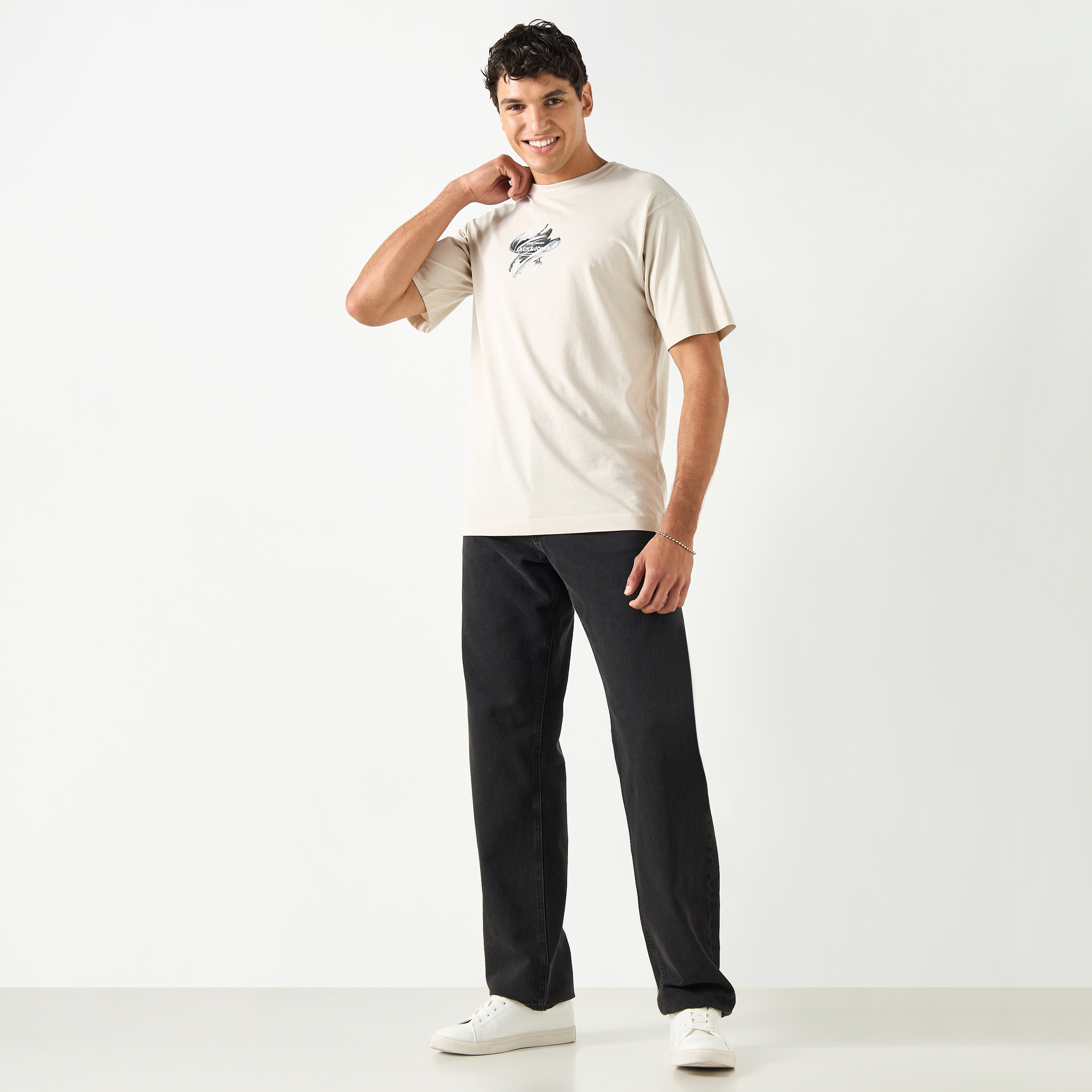 تي شيرت من جاك آند جونز مع جرافيك بأكمام قصيرة و ياقة مستديرة ذو كبير الحجم-men-clothing-tshirtsandpolos-tshirts-image-2