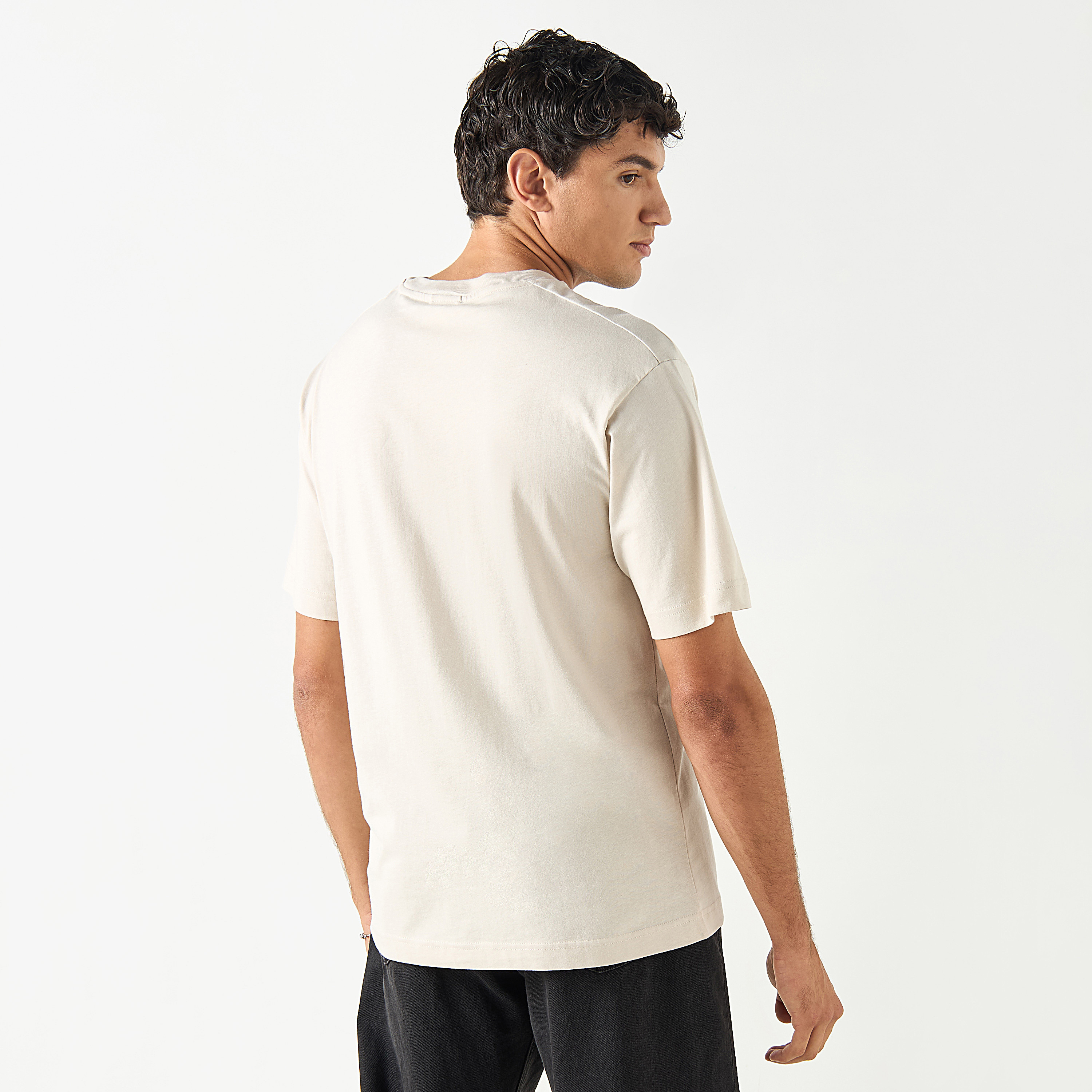 تي شيرت من جاك آند جونز مع جرافيك بأكمام قصيرة و ياقة مستديرة ذو كبير الحجم-men-clothing-tshirtsandpolos-tshirts-image-3