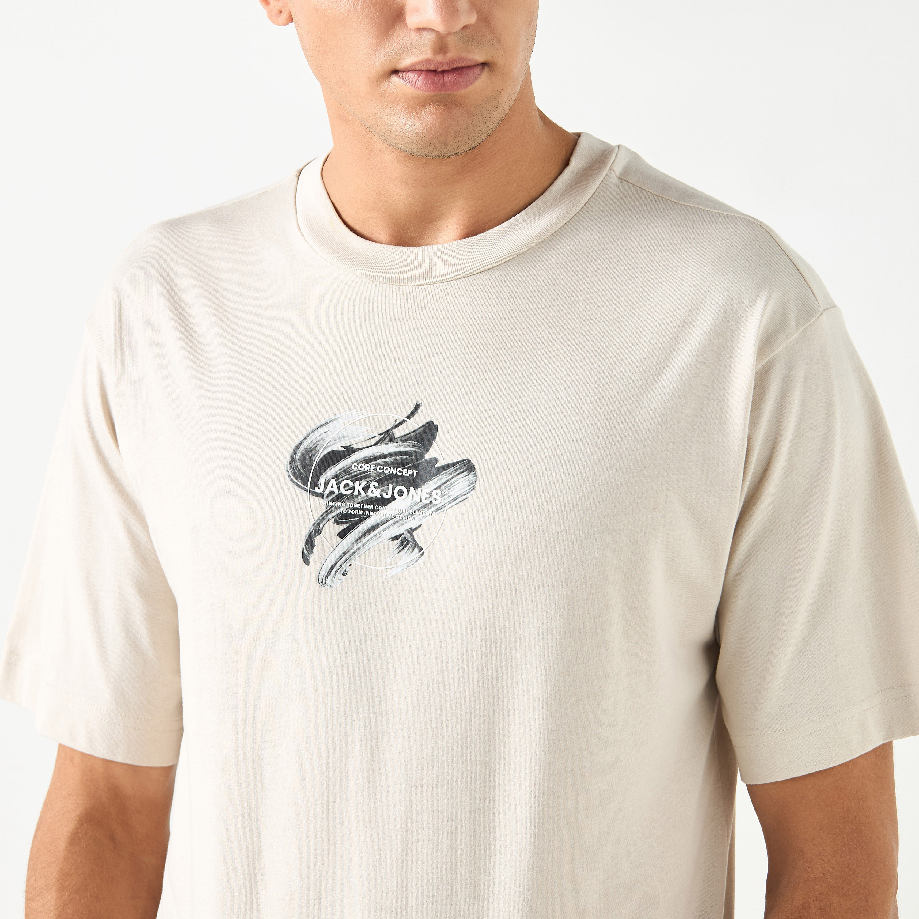 تي شيرت من جاك آند جونز مع جرافيك بأكمام قصيرة و ياقة مستديرة ذو كبير الحجم-men-clothing-tshirtsandpolos-tshirts-image-4