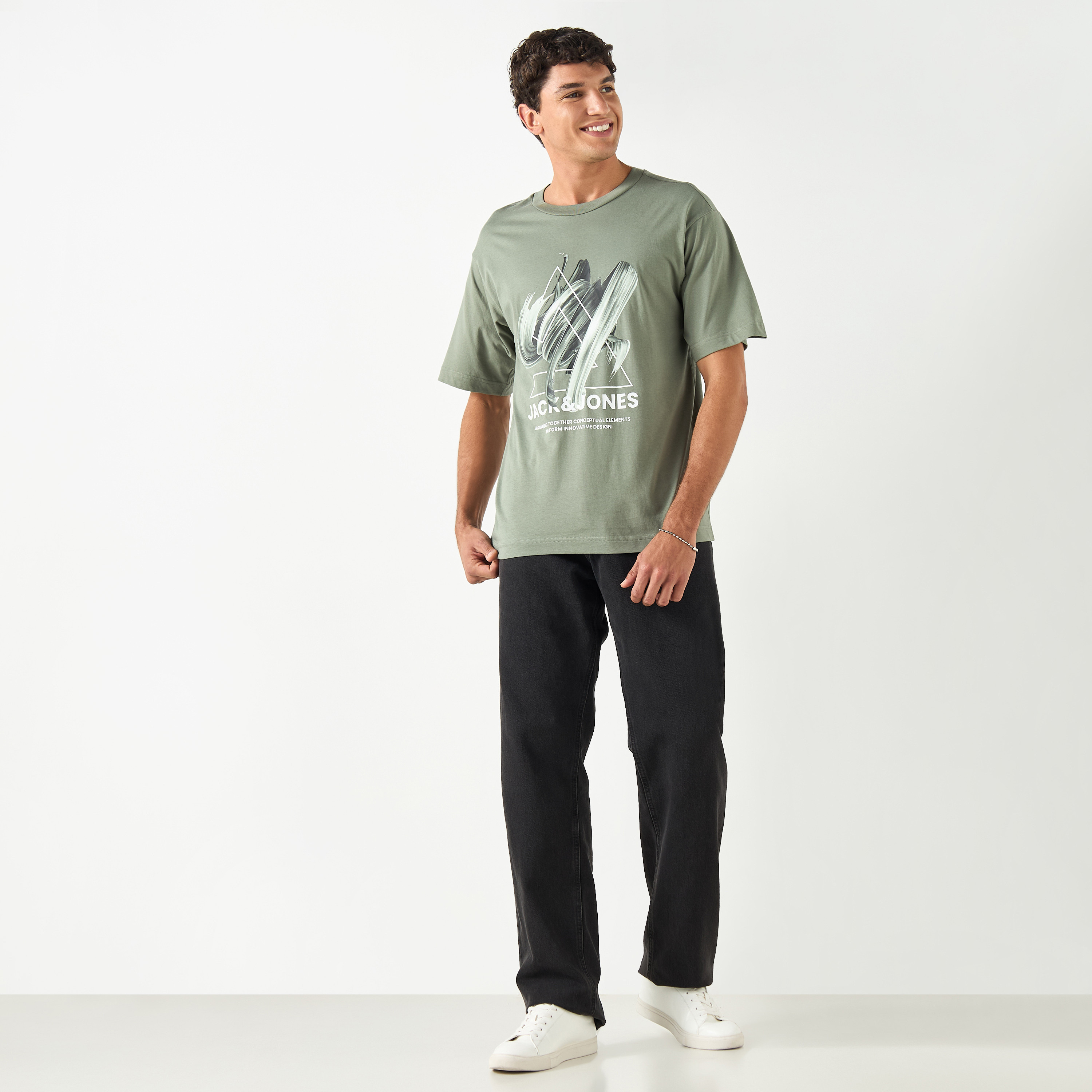 تي شيرت من جاك آند جونز مع جرافيك بأكمام قصيرة و ياقة مستديرة ذو كبير الحجم-men-clothing-tshirtsandpolos-tshirts-image-10