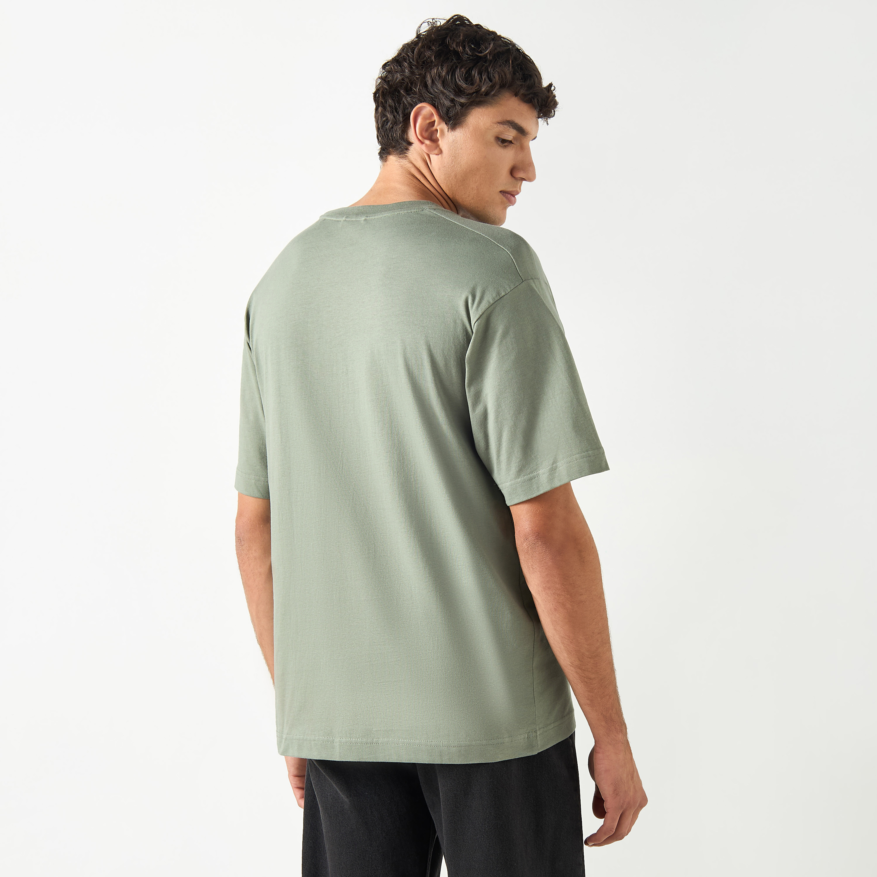 تي شيرت من جاك آند جونز مع جرافيك بأكمام قصيرة و ياقة مستديرة ذو كبير الحجم-men-clothing-tshirtsandpolos-tshirts-image-11