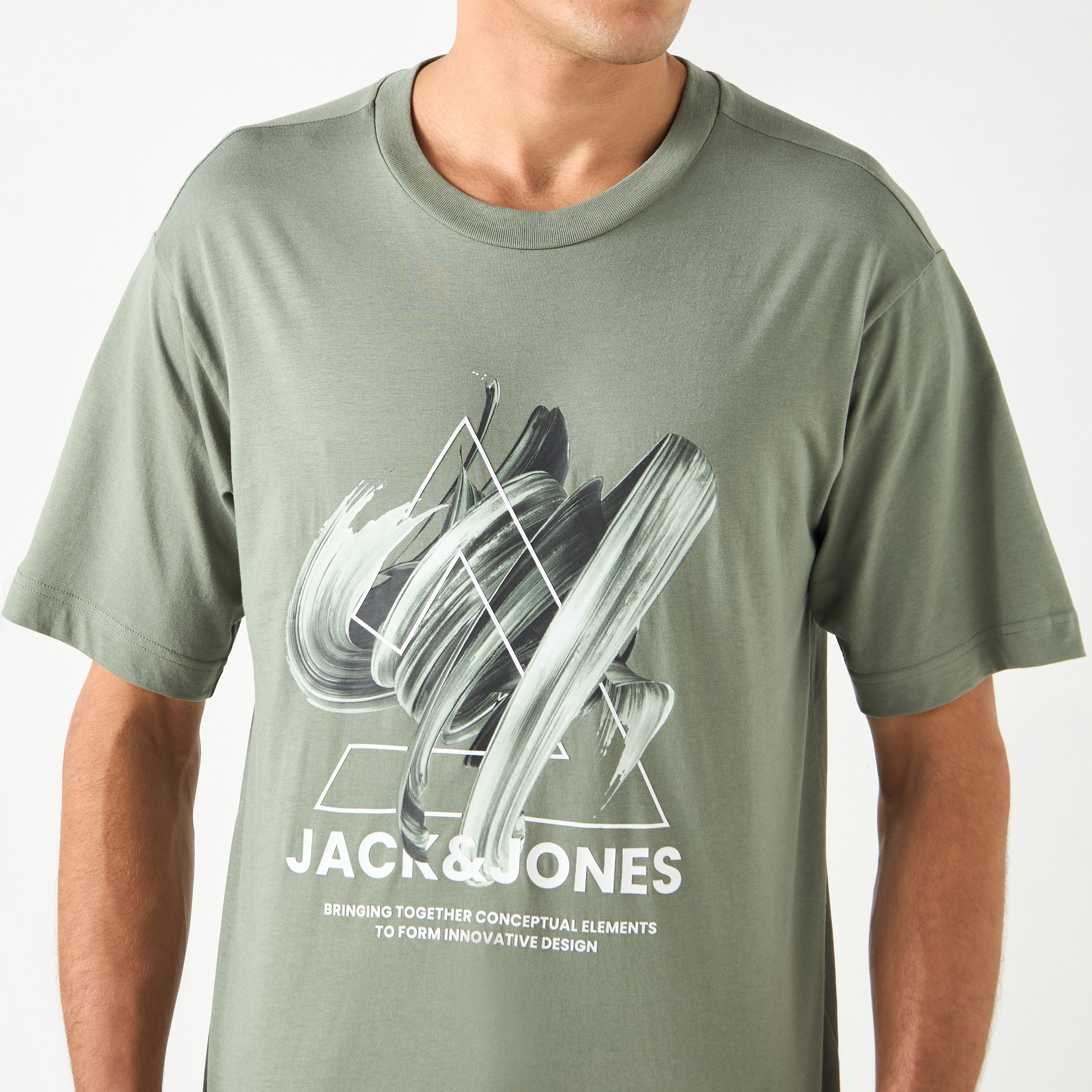 تي شيرت من جاك آند جونز مع جرافيك بأكمام قصيرة و ياقة مستديرة ذو كبير الحجم-men-clothing-tshirtsandpolos-tshirts-image-12