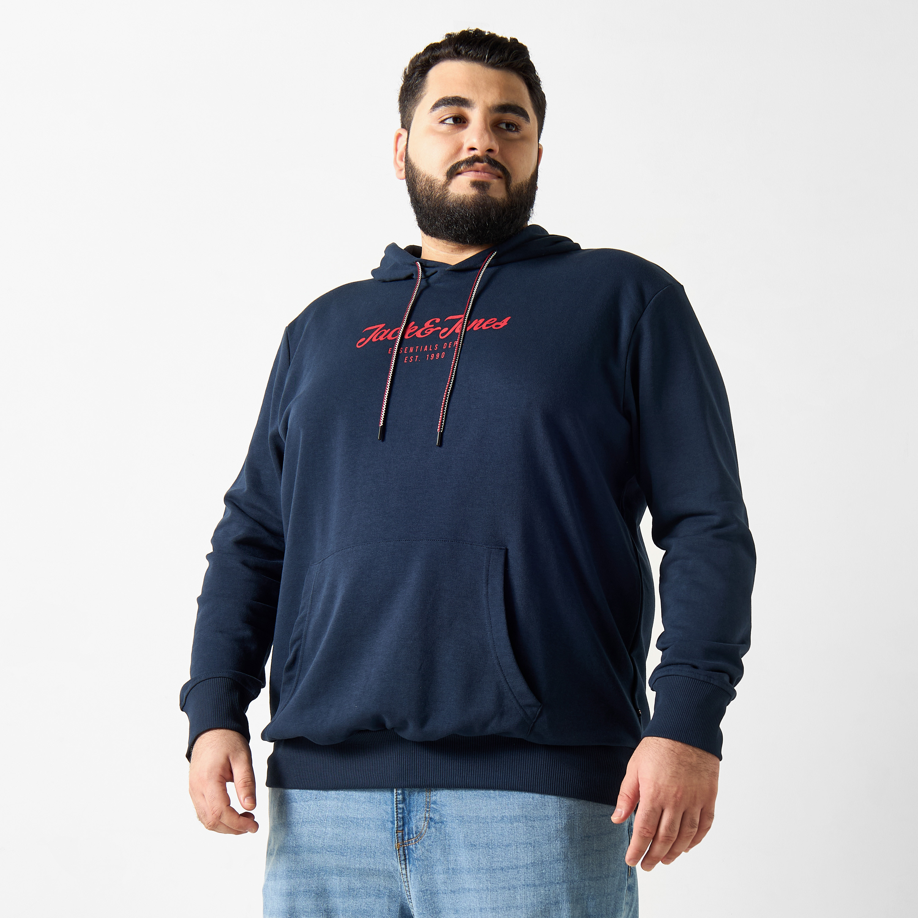 هودي ذو مقاس كبير من جاك آند جونز بشعار وجيب كانغارو-men-winterwear-hoodiesandsweatshirts-image-2