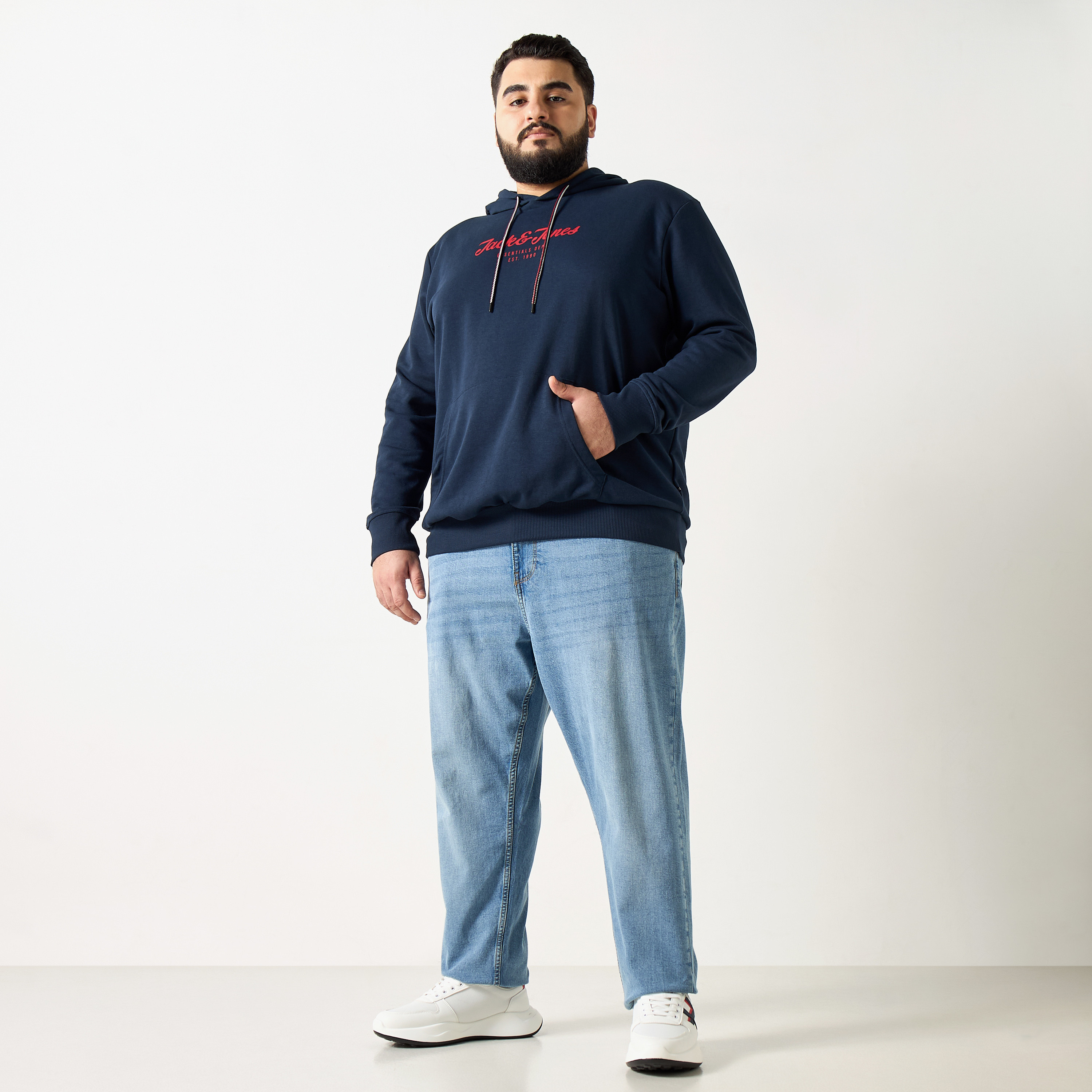 هودي ذو مقاس كبير من جاك آند جونز بشعار وجيب كانغارو-men-winterwear-hoodiesandsweatshirts-image-3