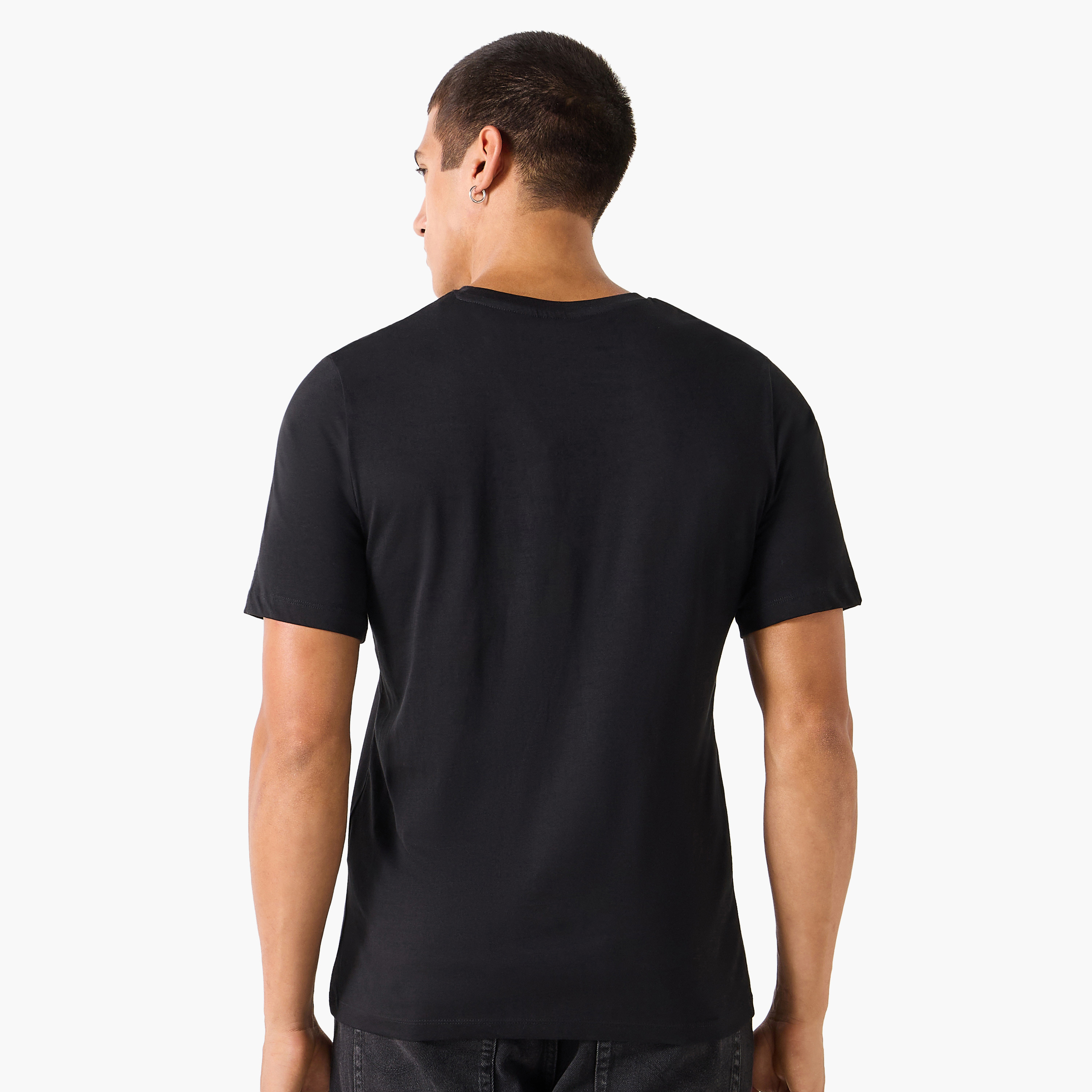 تي شيرت رجالي بأكمام قصيرة ورقبة دائرية مطبوع عليه شعار من جاك أند جونز-men-clothing-tshirtsandpolos-tshirts-image-3