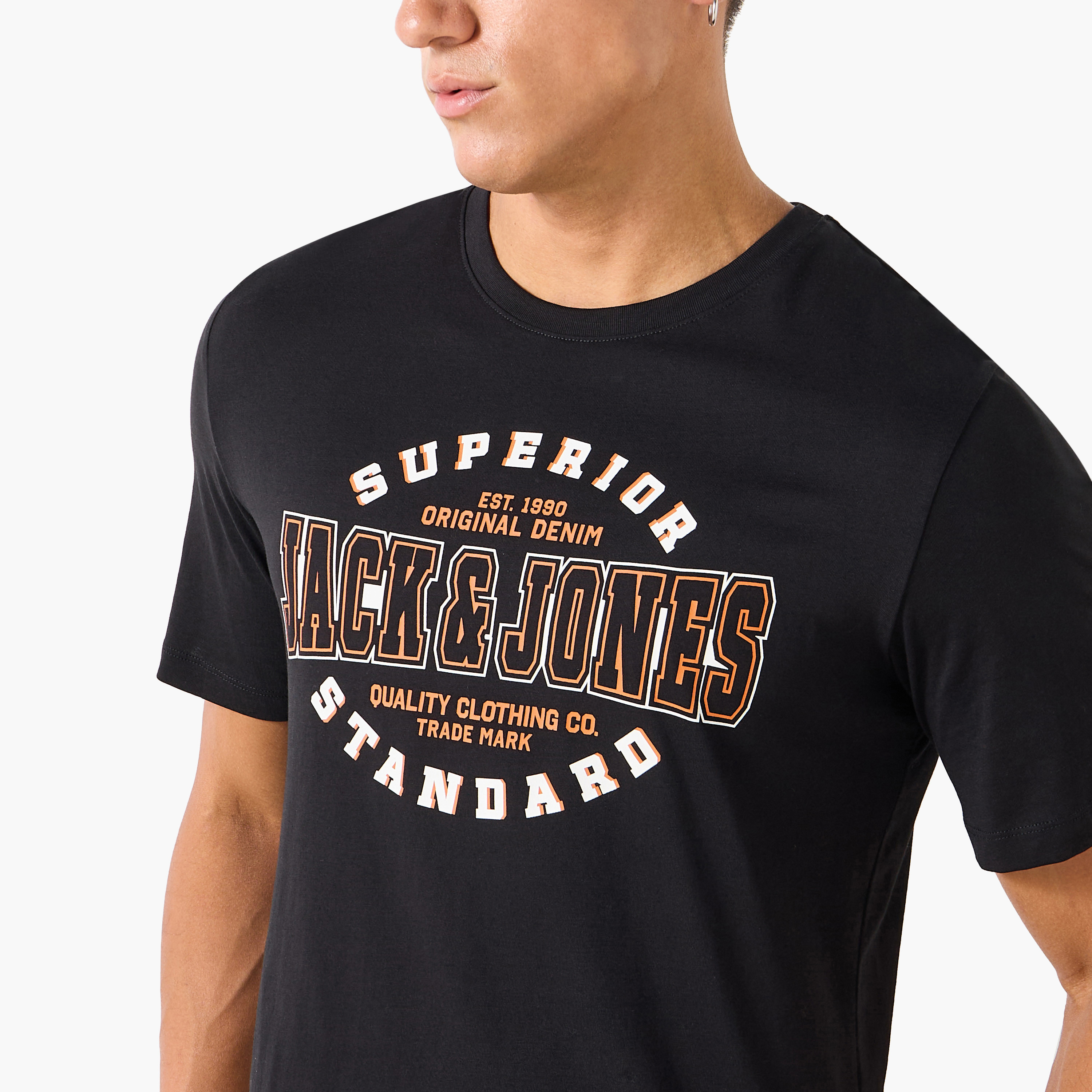 تي شيرت رجالي بأكمام قصيرة ورقبة دائرية مطبوع عليه شعار من جاك أند جونز-men-clothing-tshirtsandpolos-tshirts-image-4