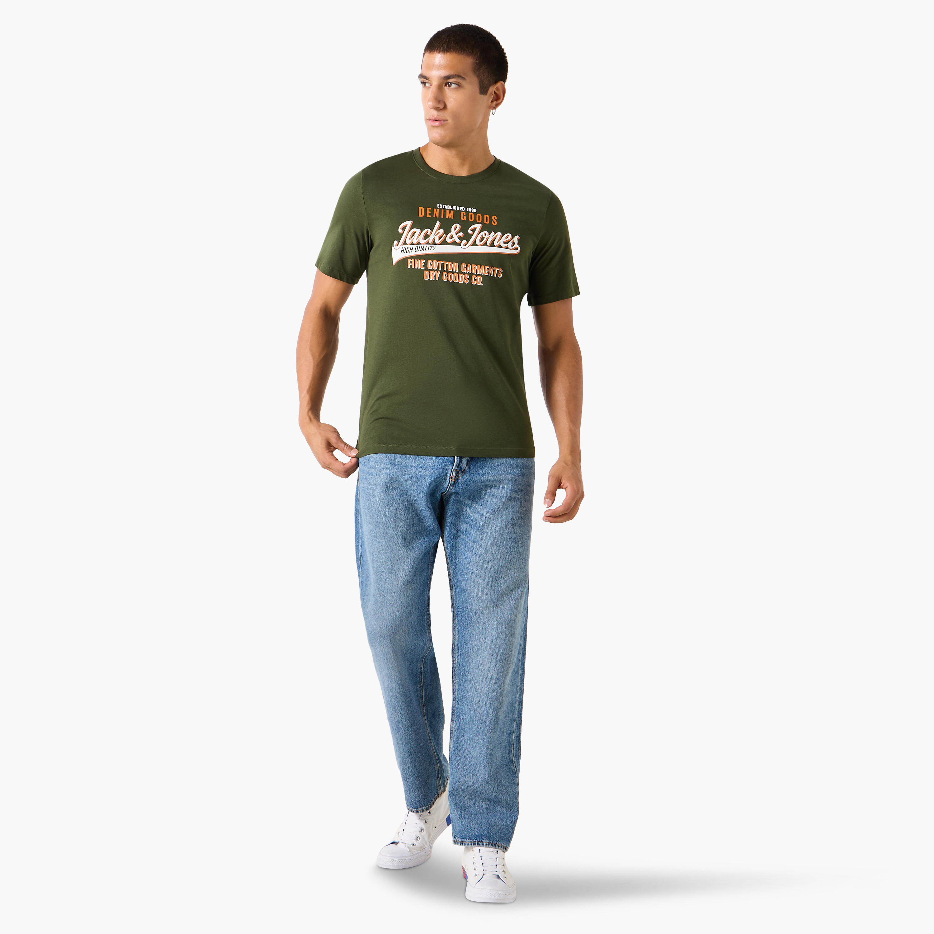 تي شيرت رجالي بأكمام قصيرة ورقبة دائرية مطبوع عليه شعار من جاك أند جونز-men-clothing-tshirtsandpolos-tshirts-image-6