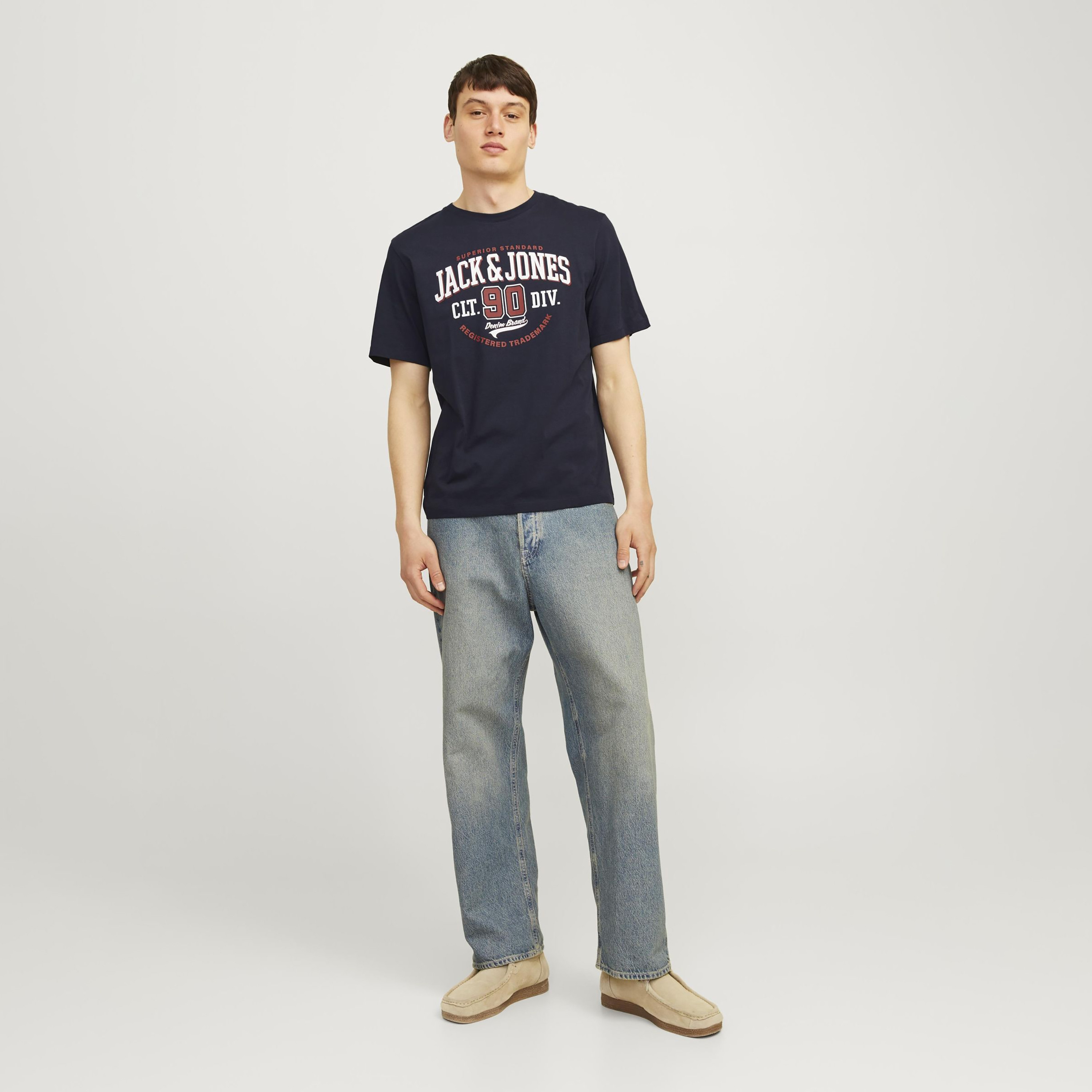 تيشيرت بأكمام قصيرة وياقة دائرية وطبعات من جاك آند جونز-men-clothing-tshirtsandpolos-tshirts-image-2
