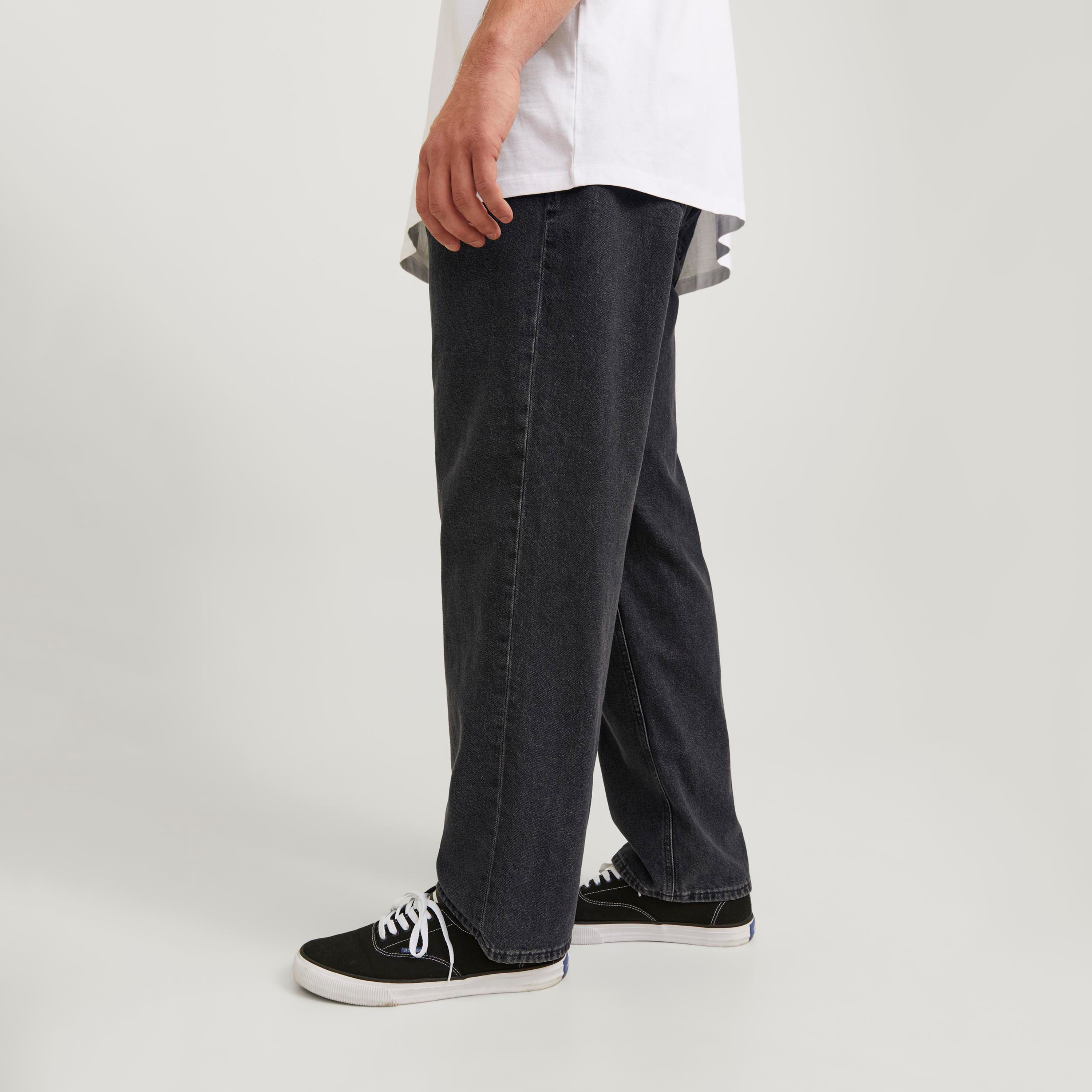 بنطلون جينز أسود مقاس كبير بقصّة فضفاضة وخصر مرتفع و5 جيوب من جاك & جونز-men-clothing-jeans-image-2