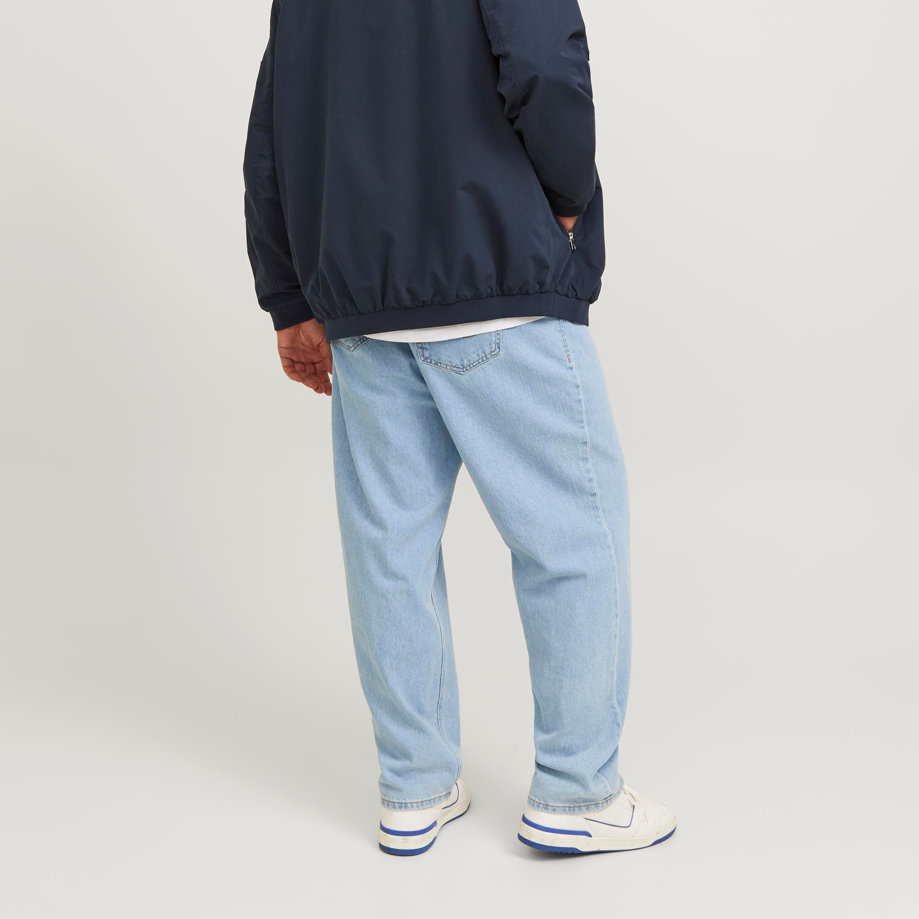 بنطلون جينز أزرق مقاس كبير بقصّة فضفاضة وخصر مرتفع و5 جيوب من جاك & جونز-men-clothing-bottoms-jeans-image-3