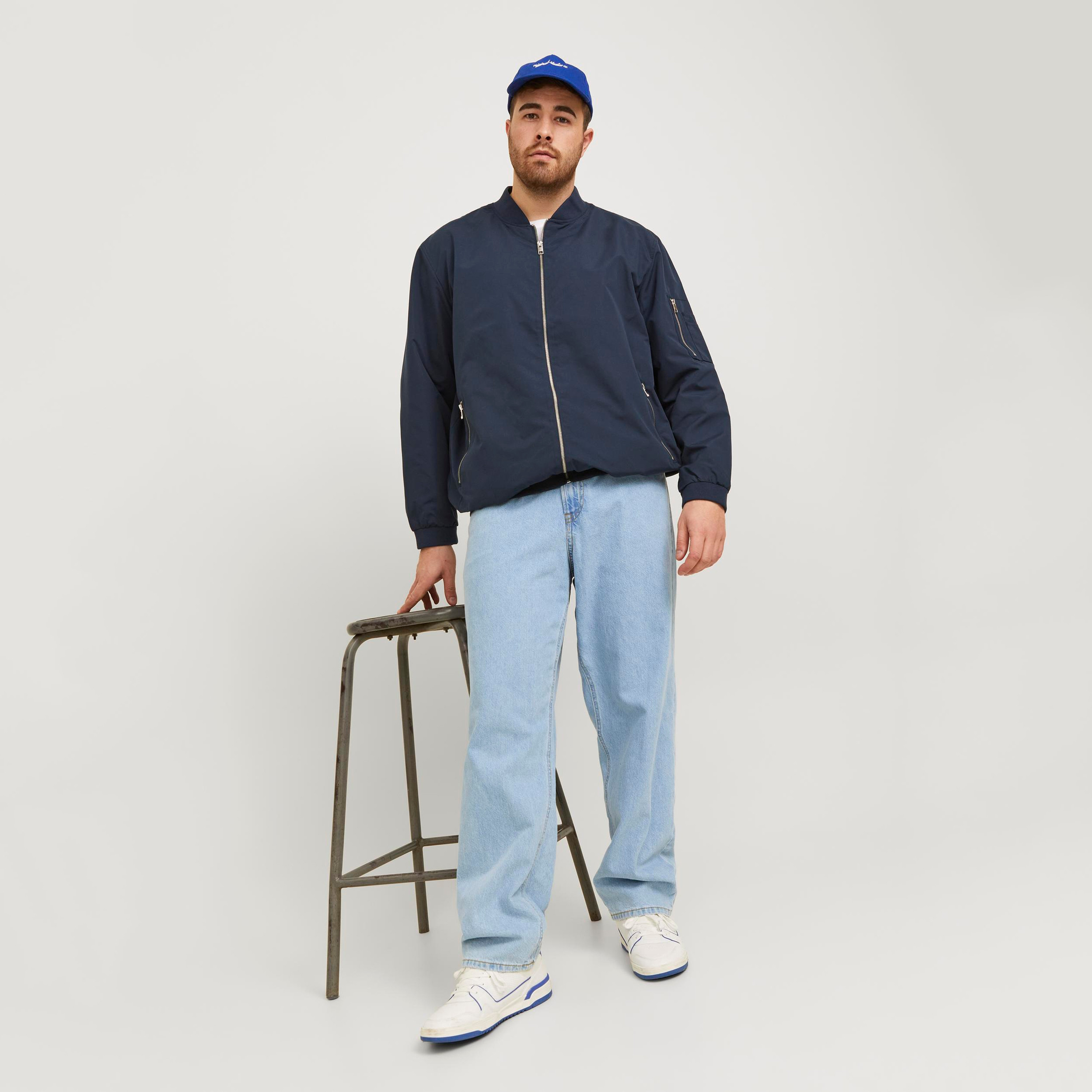 بنطلون جينز أزرق مقاس كبير بقصّة فضفاضة وخصر مرتفع و5 جيوب من جاك & جونز-men-clothing-bottoms-jeans-image-5