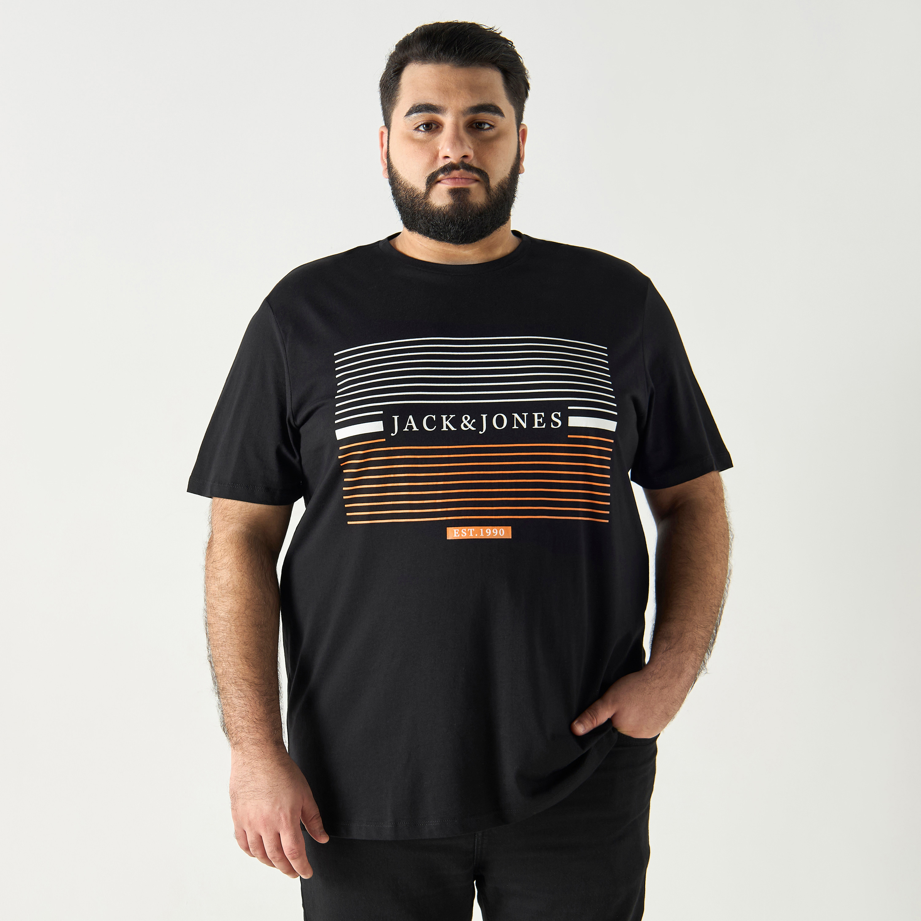تيشيرت بأكمام قصيرة وياقة دائرية وشعار ذو بلس سايز من جاك آند جونز-men-clothing-tshirtsandpolos-tshirts-image-1