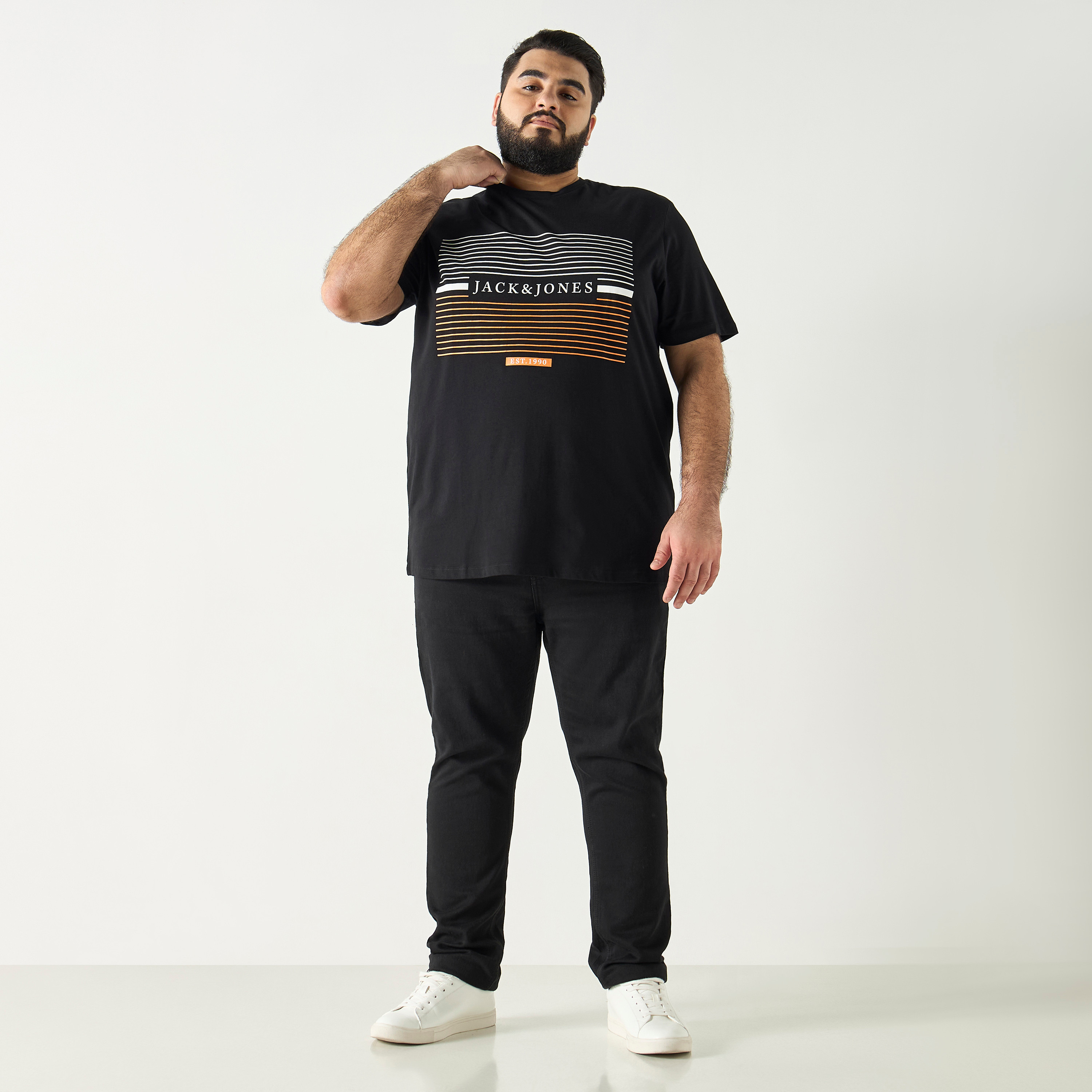 تيشيرت بأكمام قصيرة وياقة دائرية وشعار ذو بلس سايز من جاك آند جونز-men-clothing-tshirtsandpolos-tshirts-image-2