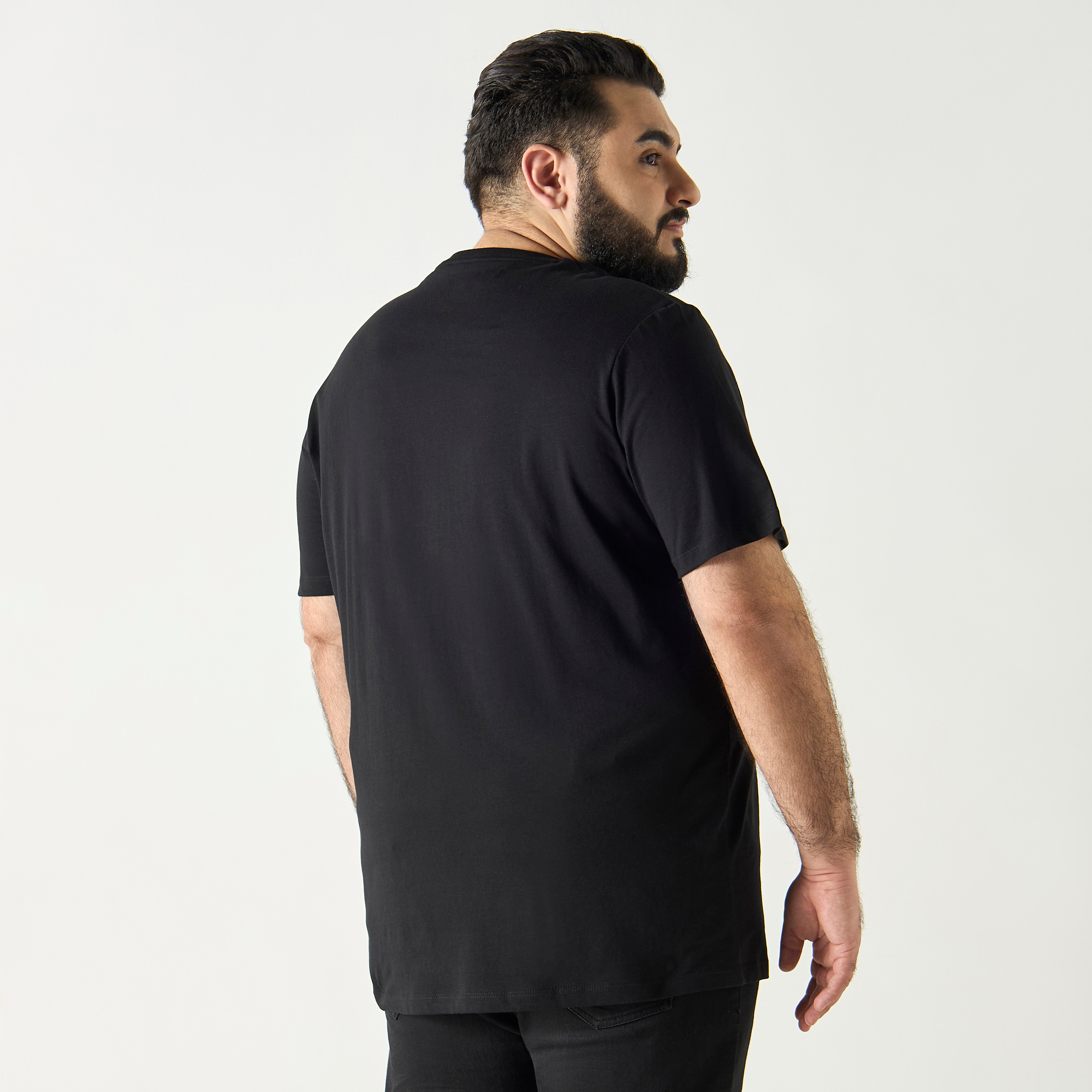تيشيرت بأكمام قصيرة وياقة دائرية وشعار ذو بلس سايز من جاك آند جونز-men-clothing-tshirtsandpolos-tshirts-image-3