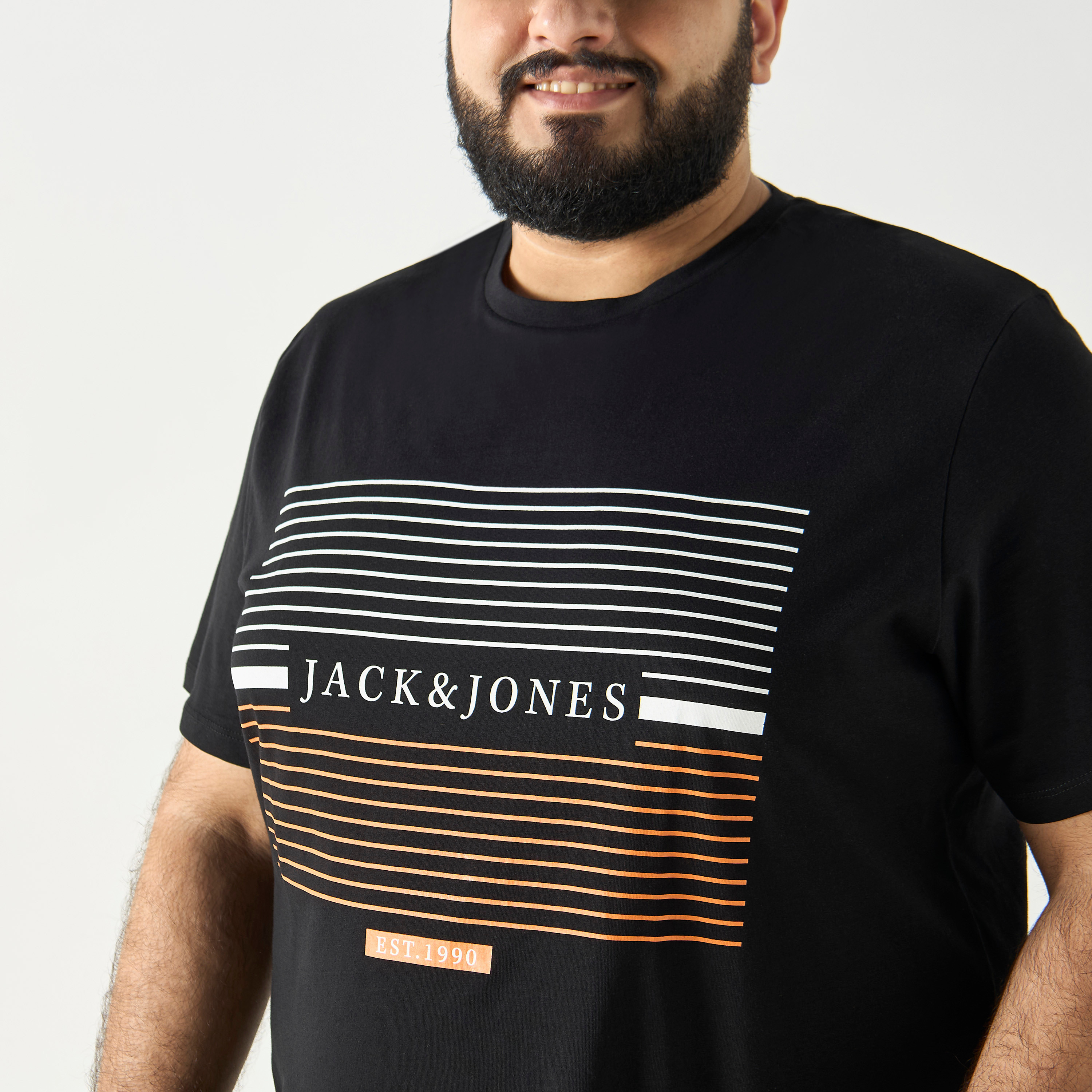 تيشيرت بأكمام قصيرة وياقة دائرية وشعار ذو بلس سايز من جاك آند جونز-men-clothing-tshirtsandpolos-tshirts-image-4