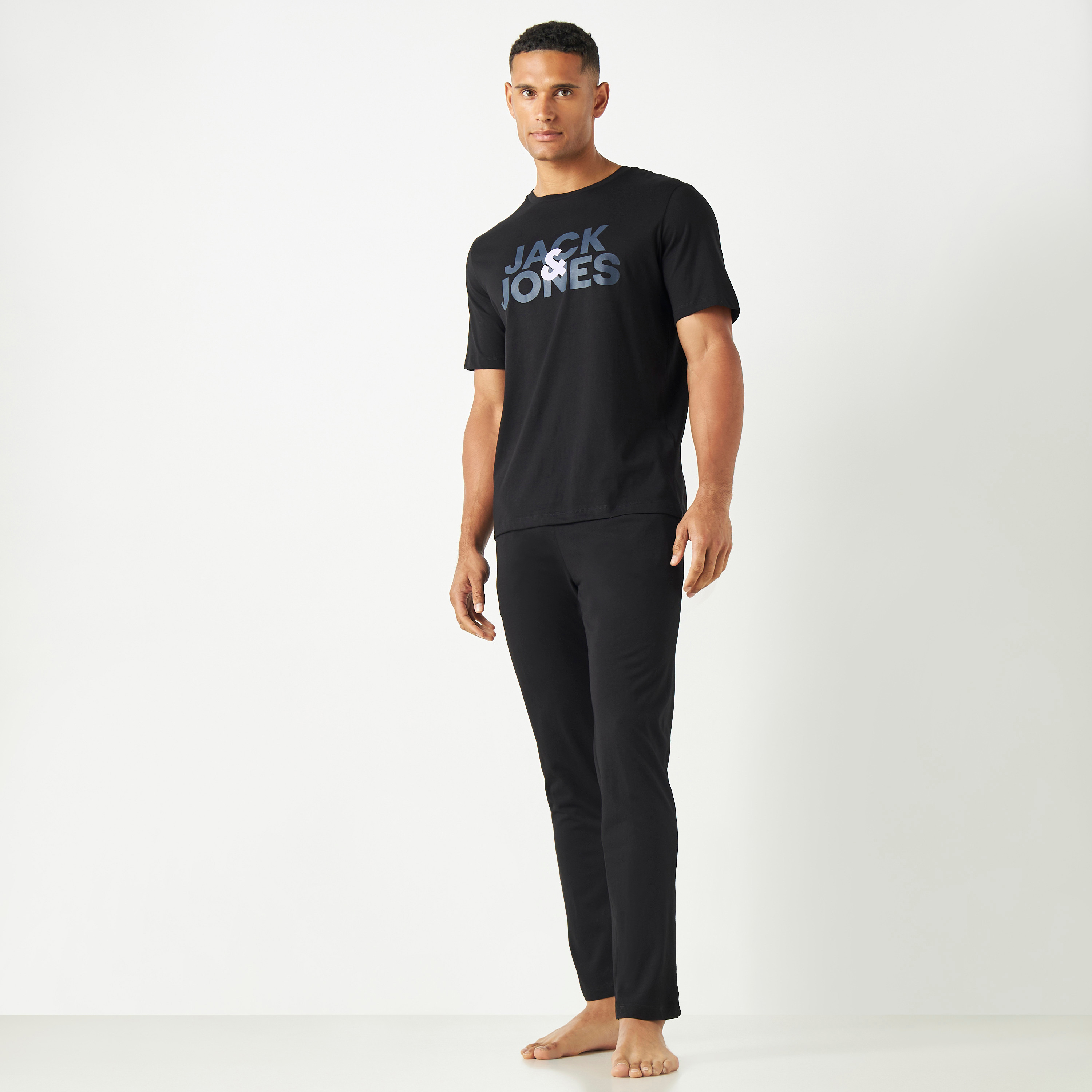 طقم من جاك آند جونز مكون من تي شيرت وبنطلون رياضي بياقة دائرية وشعار الماركة-men-clothing-nightwear-sets-image-1