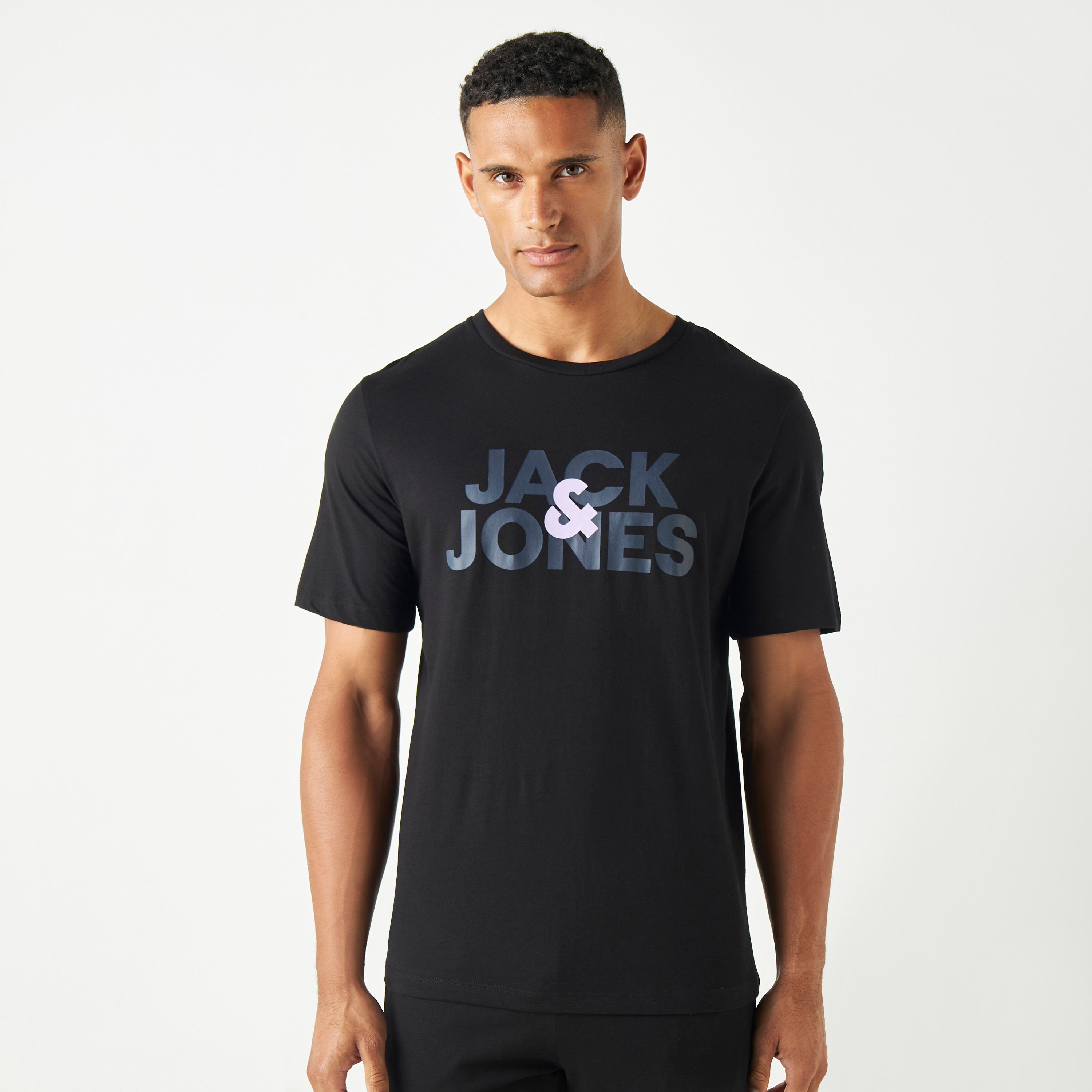 طقم من جاك آند جونز مكون من تي شيرت وبنطلون رياضي بياقة دائرية وشعار الماركة-men-clothing-nightwear-sets-image-2