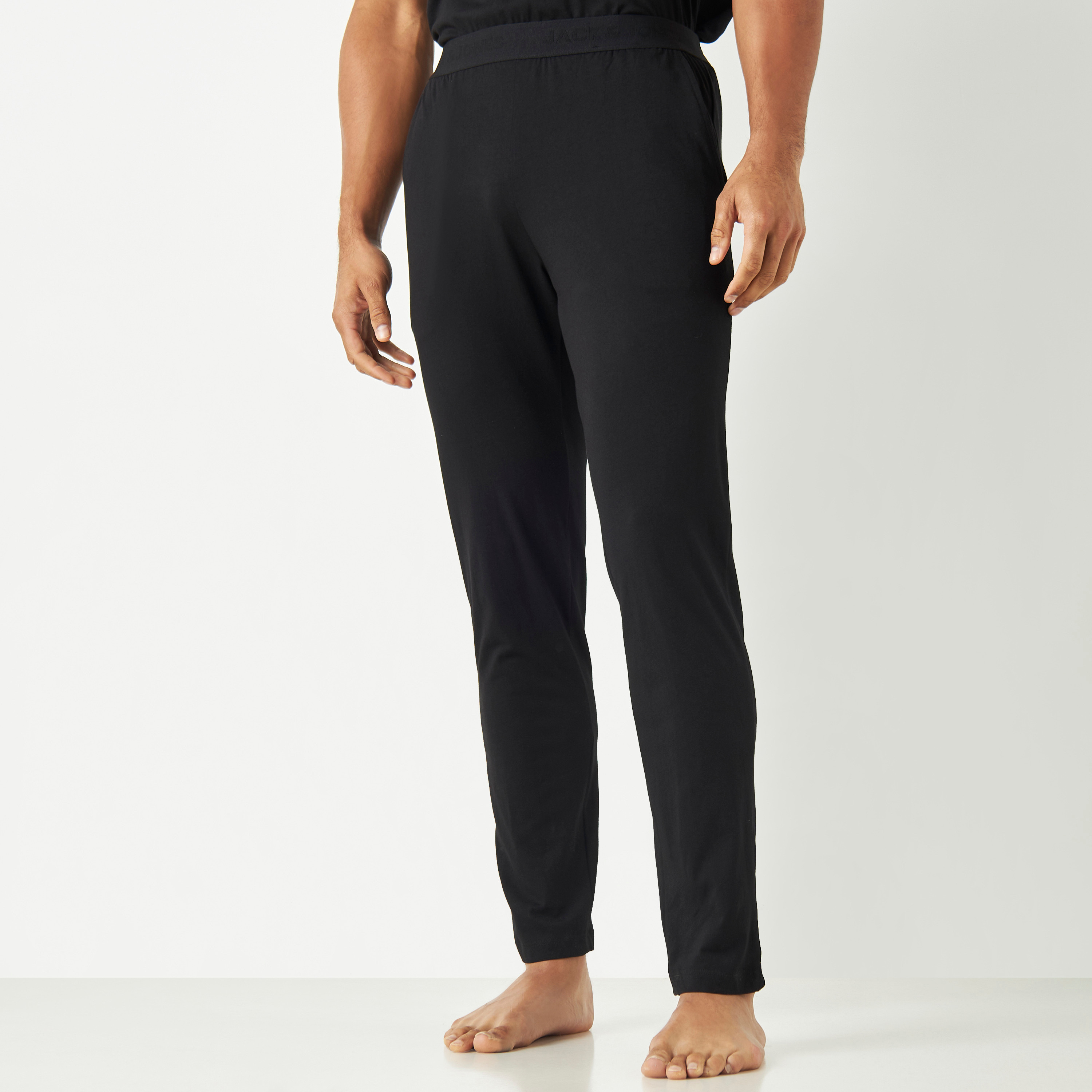 طقم من جاك آند جونز مكون من تي شيرت وبنطلون رياضي بياقة دائرية وشعار الماركة-men-clothing-nightwear-sets-image-3