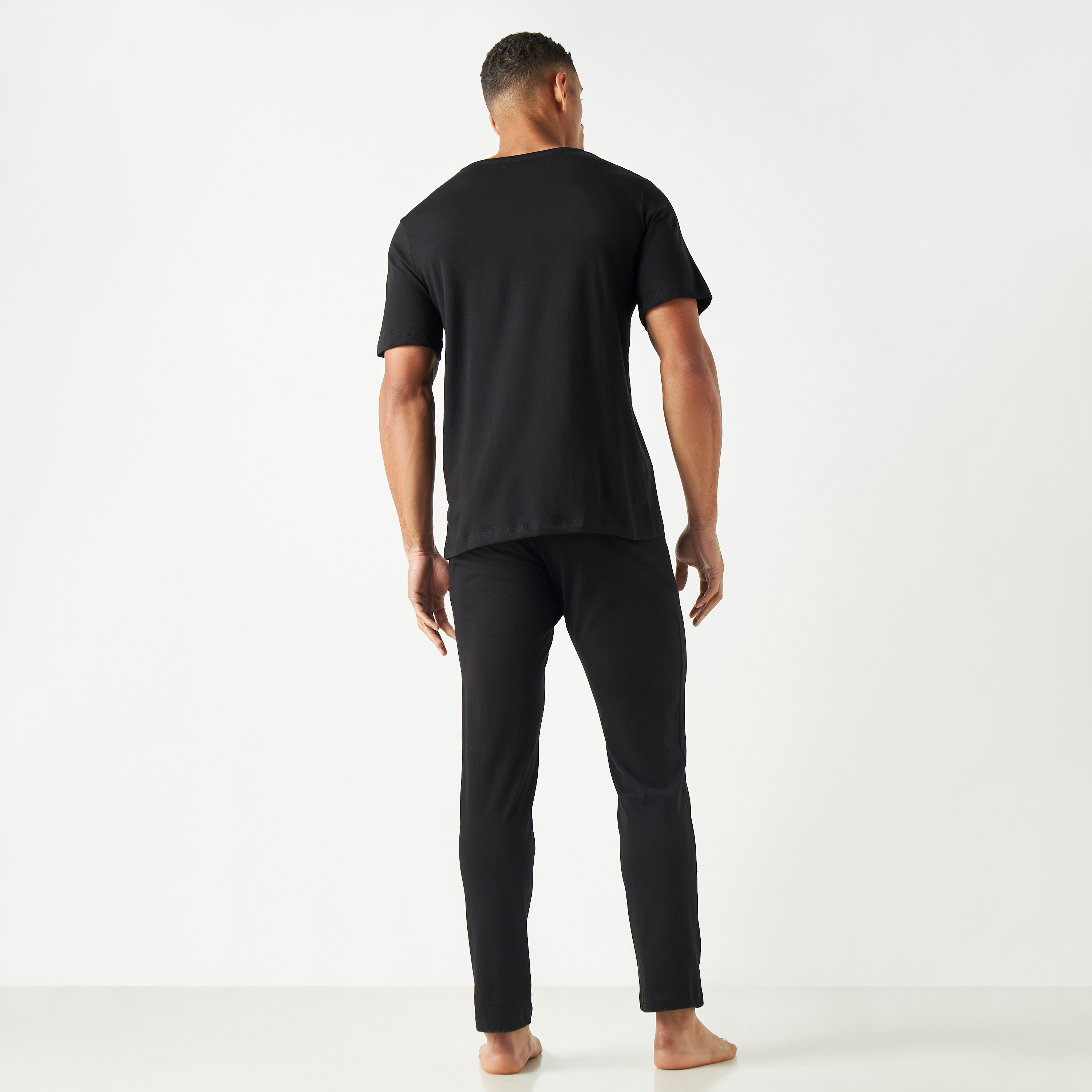 طقم من جاك آند جونز مكون من تي شيرت وبنطلون رياضي بياقة دائرية وشعار الماركة-men-clothing-nightwear-sets-image-4