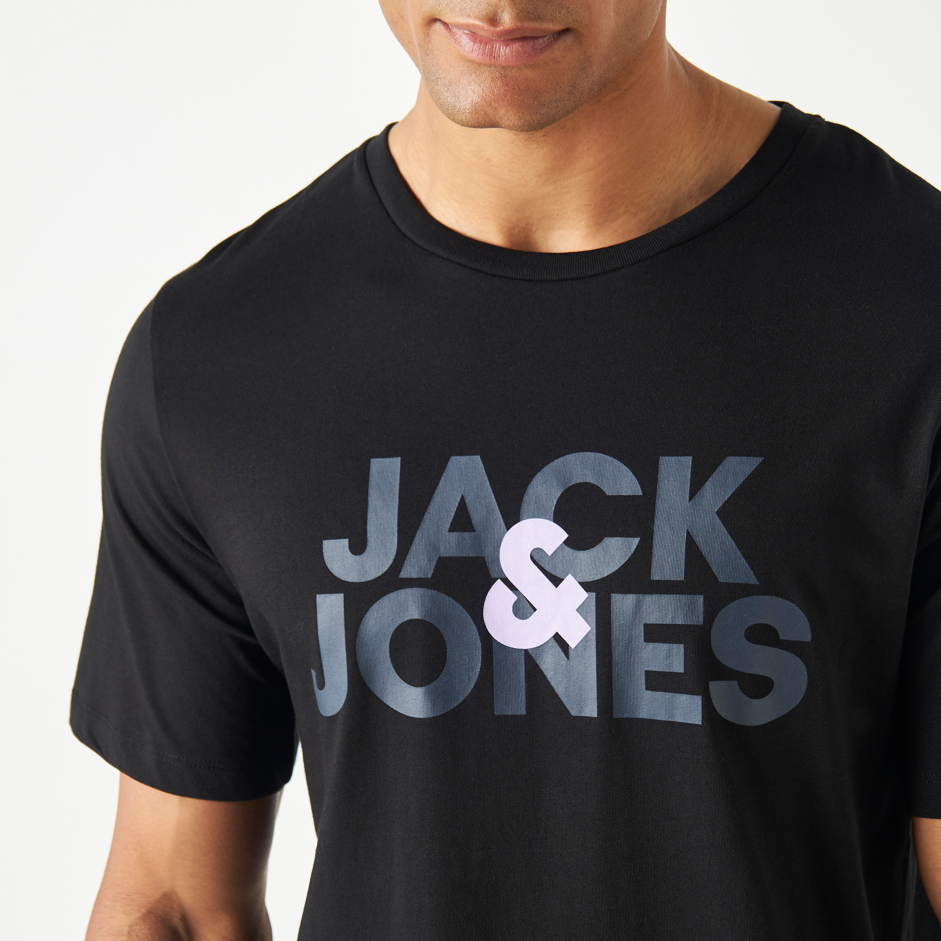طقم من جاك آند جونز مكون من تي شيرت وبنطلون رياضي بياقة دائرية وشعار الماركة-men-clothing-nightwear-sets-image-5