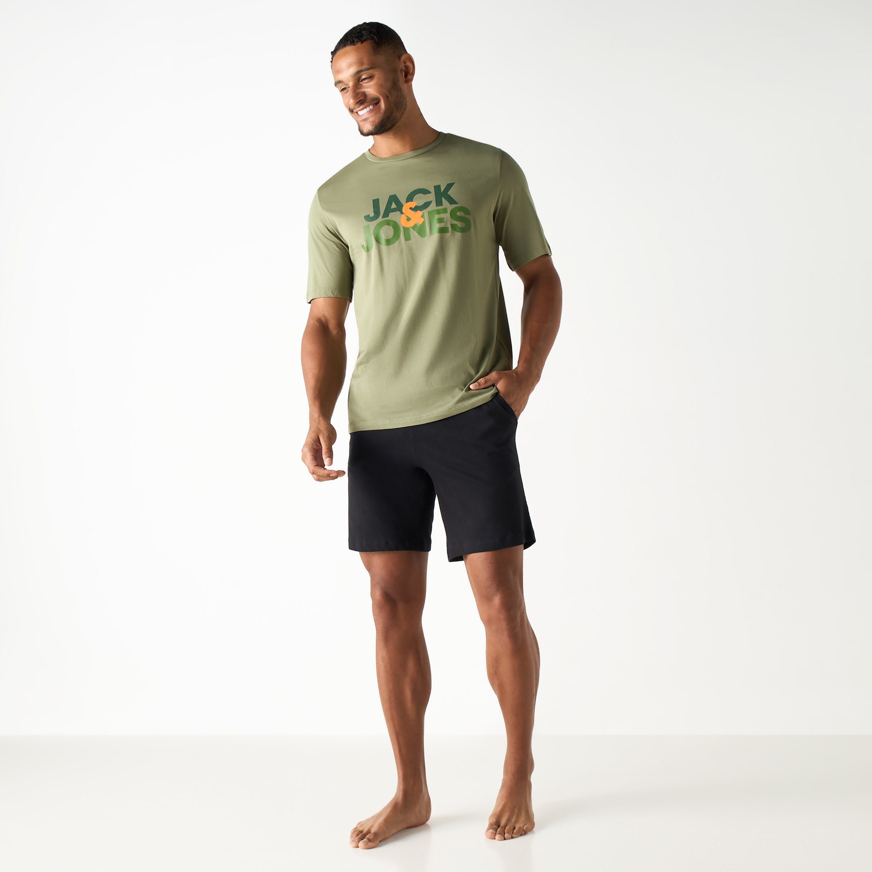 طقم قطعتين من تي شيرت وشورت بأكمام قصيرة وياقة دائرية وشعار من جاك آند جونز-men-clothing-nightwear-sets-image-4