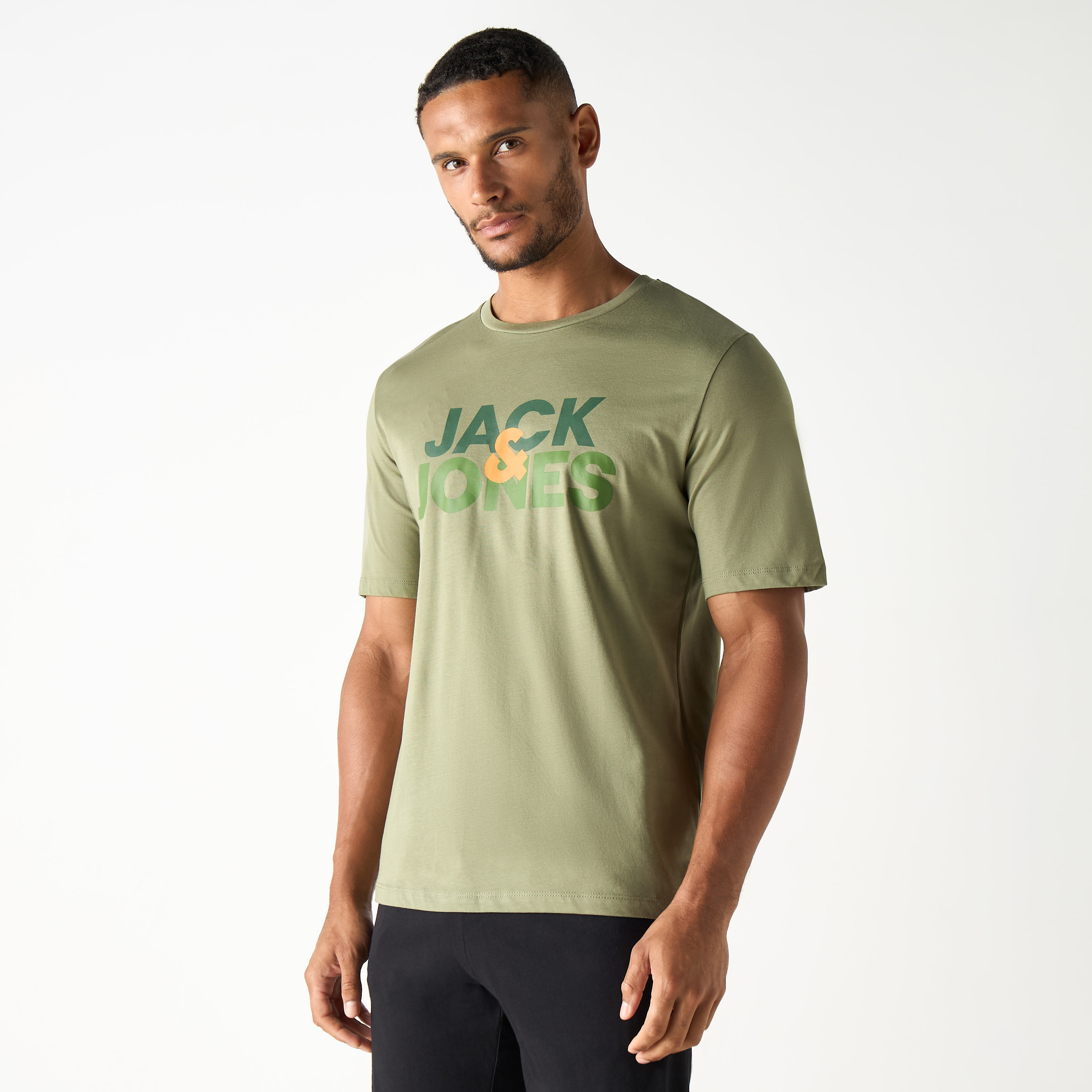 طقم قطعتين من تي شيرت وشورت بأكمام قصيرة وياقة دائرية وشعار من جاك آند جونز-men-clothing-nightwear-sets-image-5