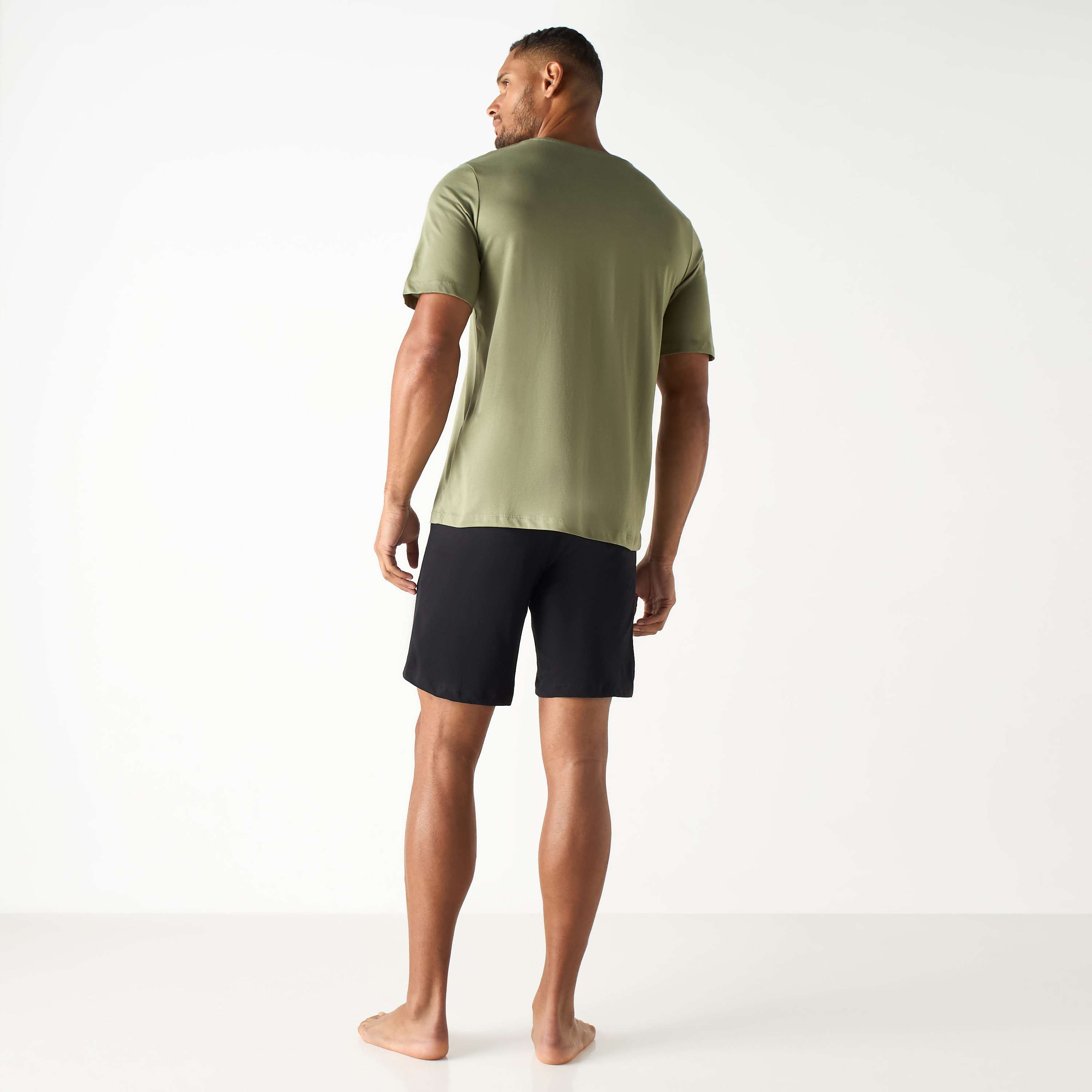 طقم قطعتين من تي شيرت وشورت بأكمام قصيرة وياقة دائرية وشعار من جاك آند جونز-men-clothing-nightwear-sets-image-6