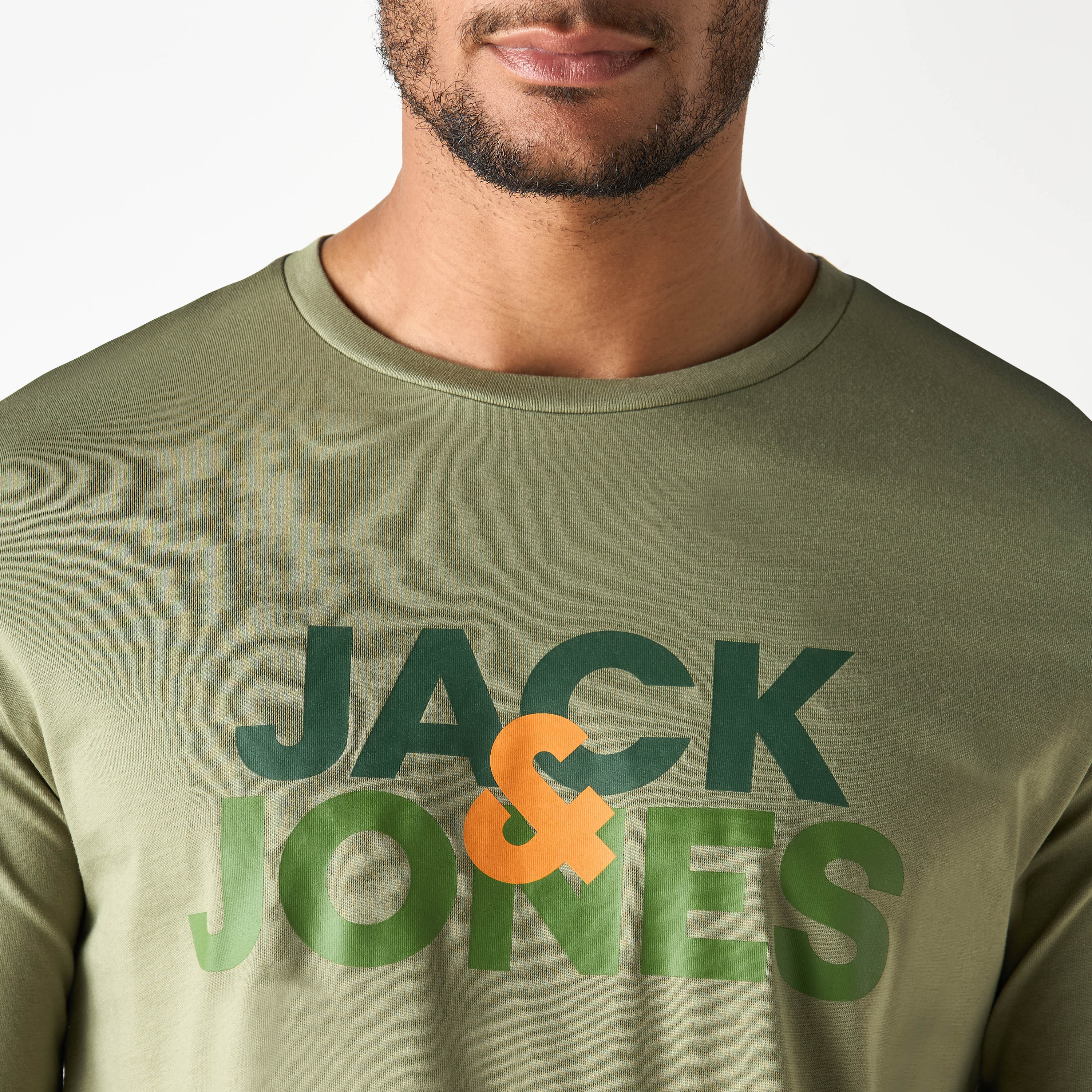 طقم قطعتين من تي شيرت وشورت بأكمام قصيرة وياقة دائرية وشعار من جاك آند جونز-men-clothing-nightwear-sets-image-8
