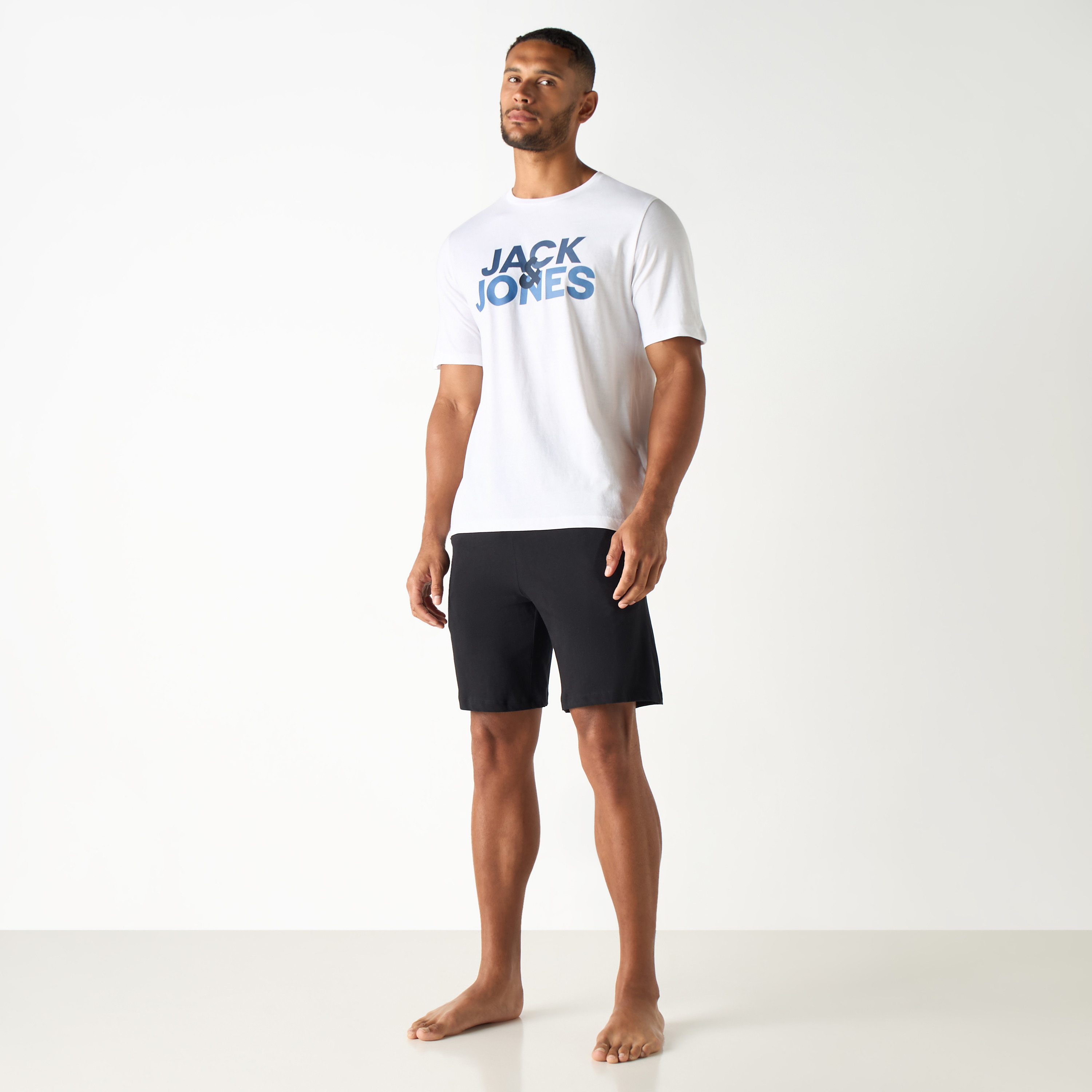 تيشيرت بياقة مستديرة وأكمام قصيرة وطبعات من جاك آند جونز-men-clothing-nightwear-tshirts-image-1