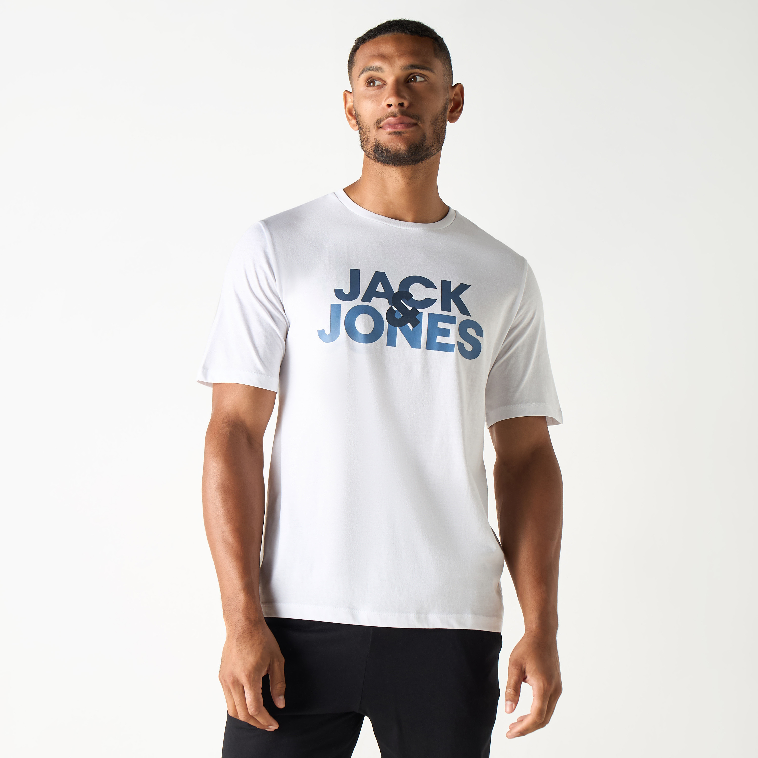 تيشيرت بياقة مستديرة وأكمام قصيرة وطبعات من جاك آند جونز-men-clothing-nightwear-tshirts-image-2