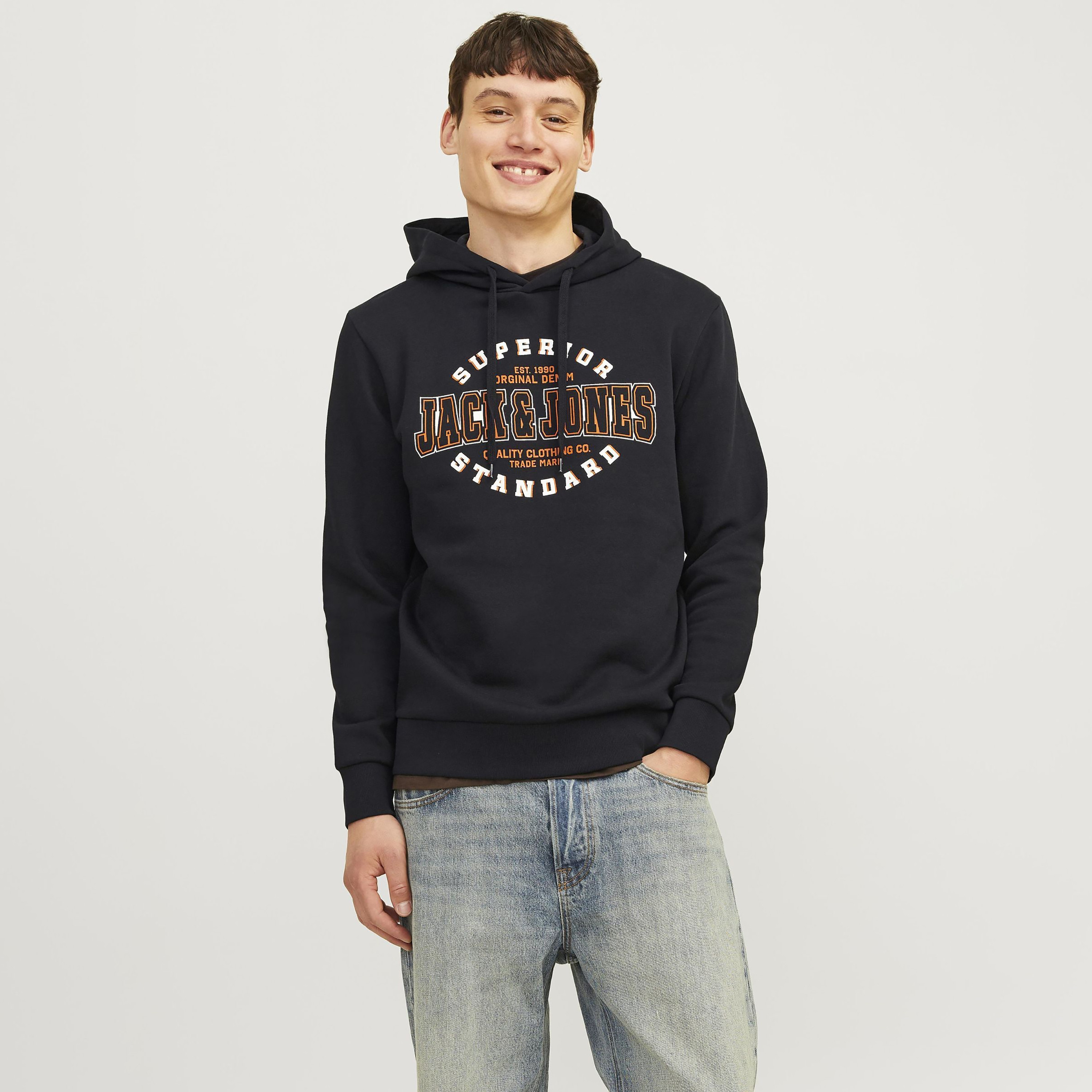 هودي بأكمام طويلة وشعار  من جاك آند جونز-men-winterwear-hoodiesandsweatshirts-image-1