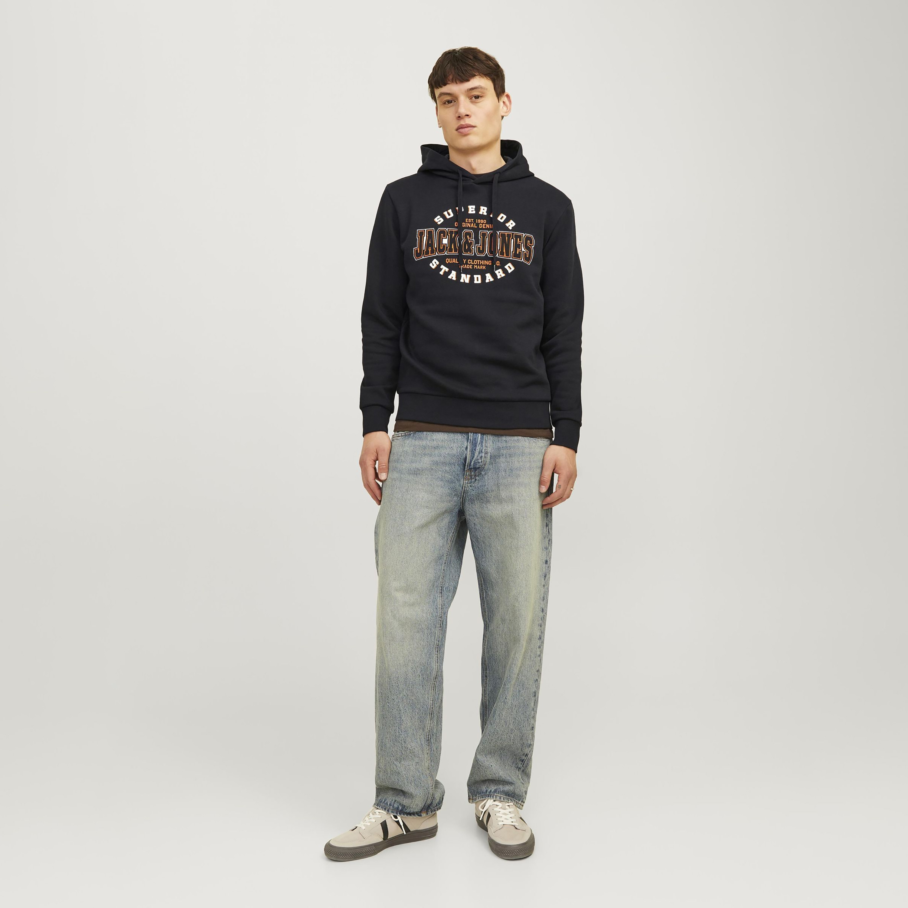 هودي بأكمام طويلة وشعار  من جاك آند جونز-men-winterwear-hoodiesandsweatshirts-image-2