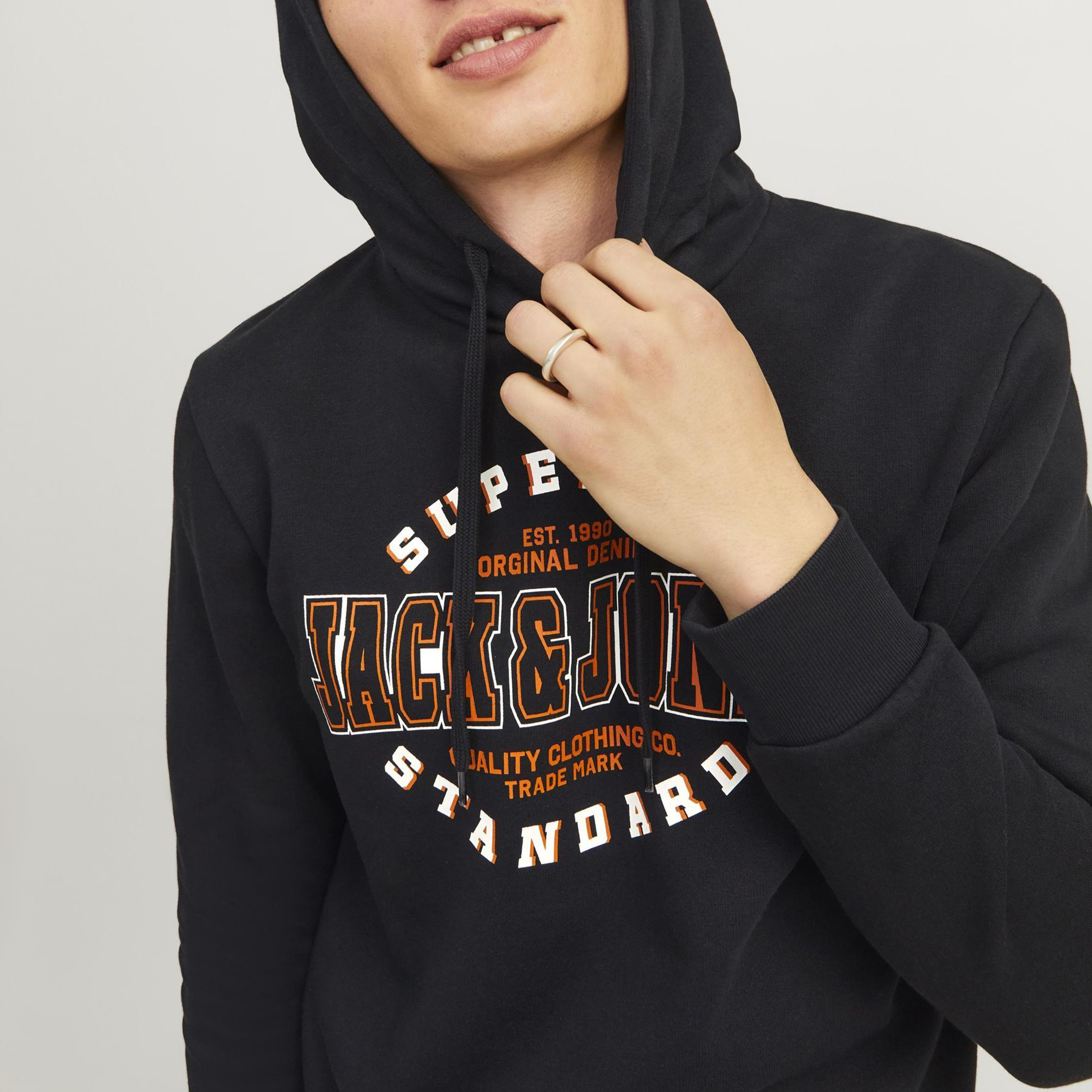 هودي بأكمام طويلة وشعار  من جاك آند جونز-men-winterwear-hoodiesandsweatshirts-image-3