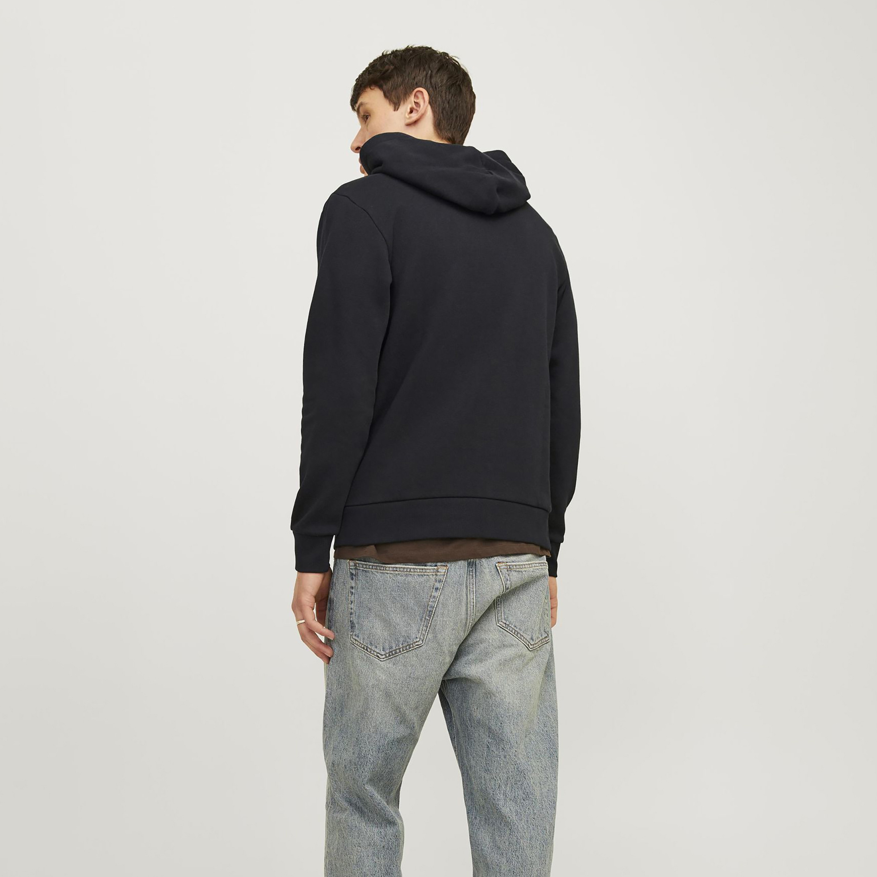 هودي بأكمام طويلة وشعار  من جاك آند جونز-men-winterwear-hoodiesandsweatshirts-image-4