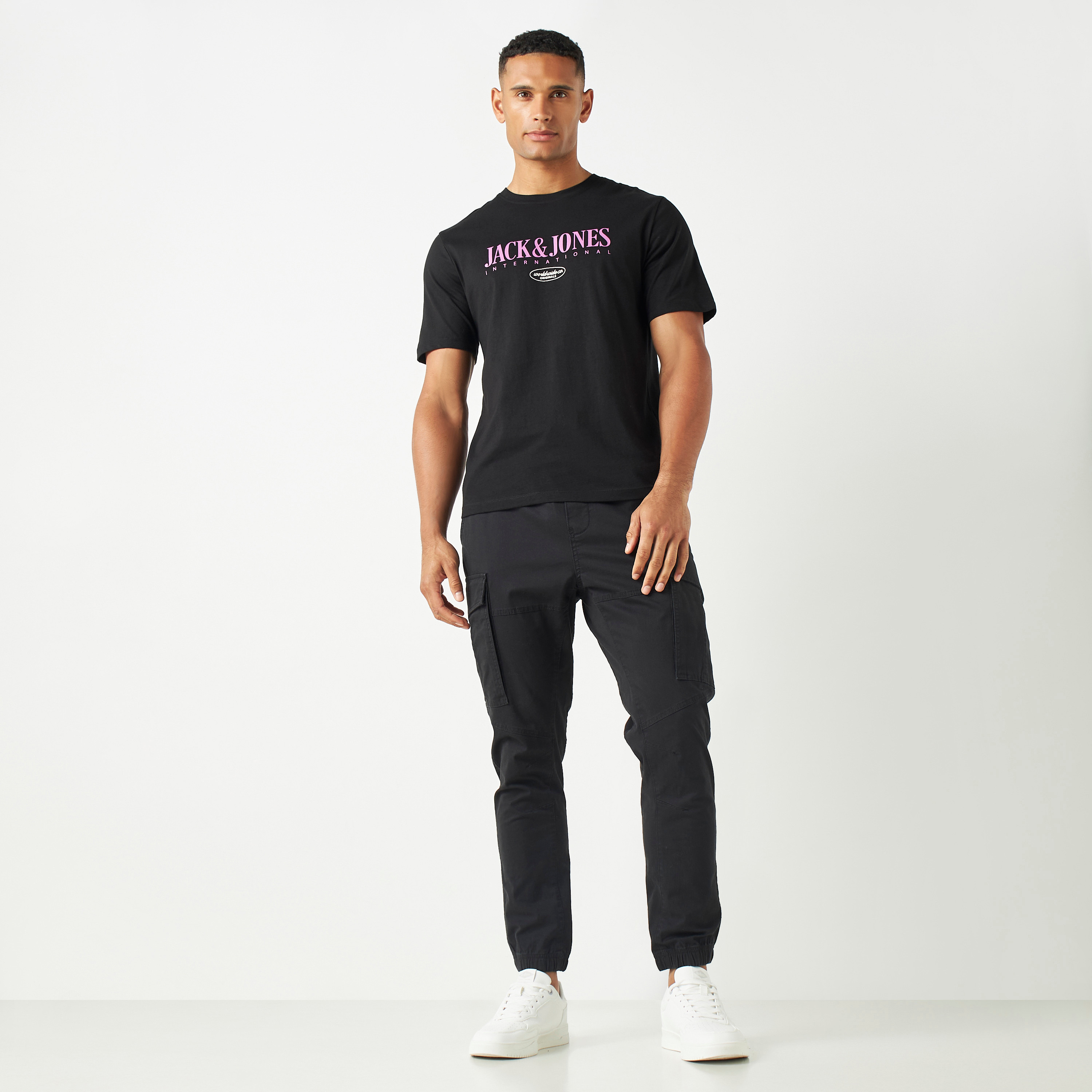 تيشيرت بأكمام قصيرة وياقة دائرية وشعار من جاك آند جونز-men-clothing-tshirtsandpolos-tshirts-image-2